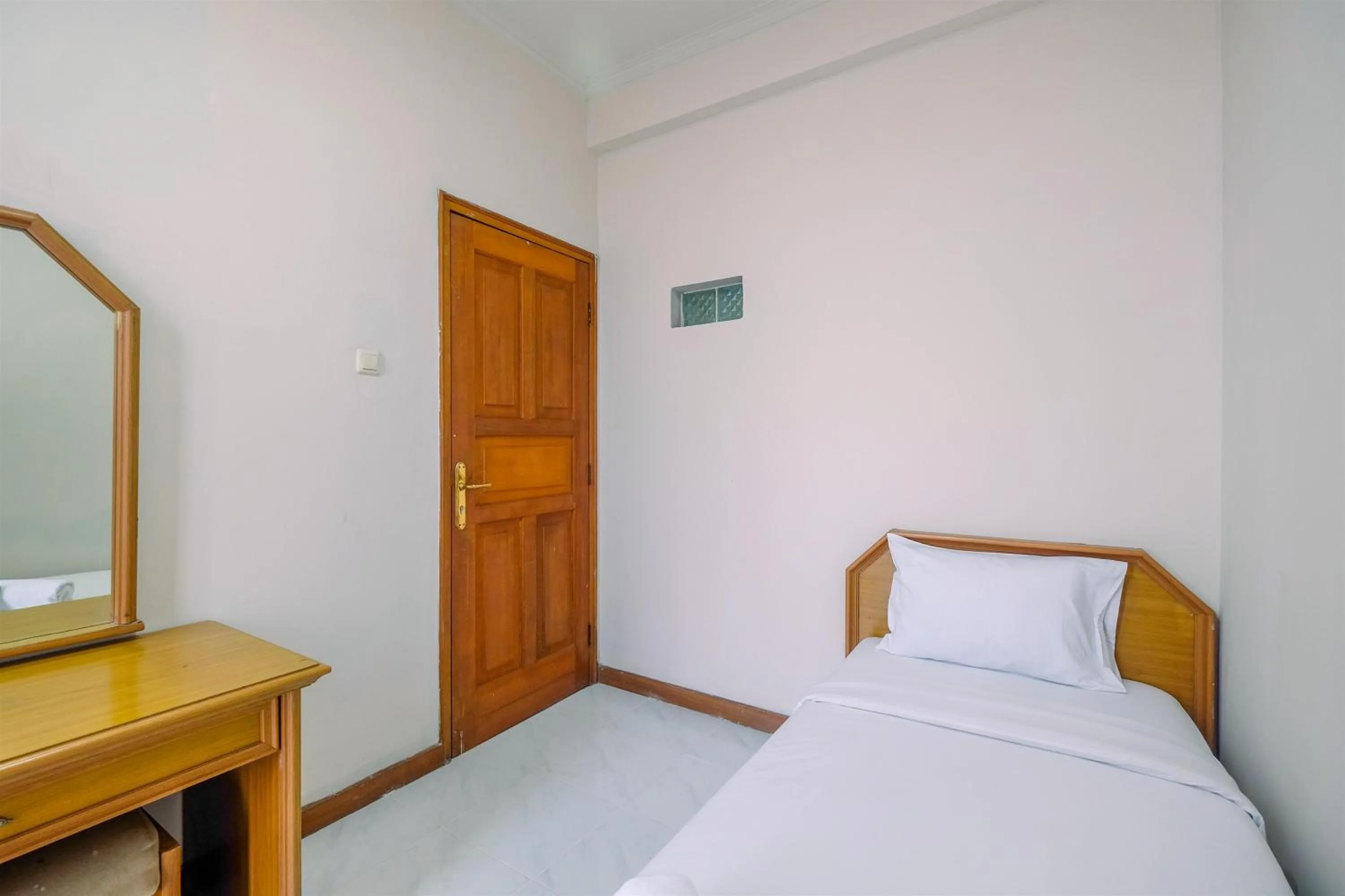 Spacious and Strategic 3BR Kondominium Juanda Apartment By Travelio