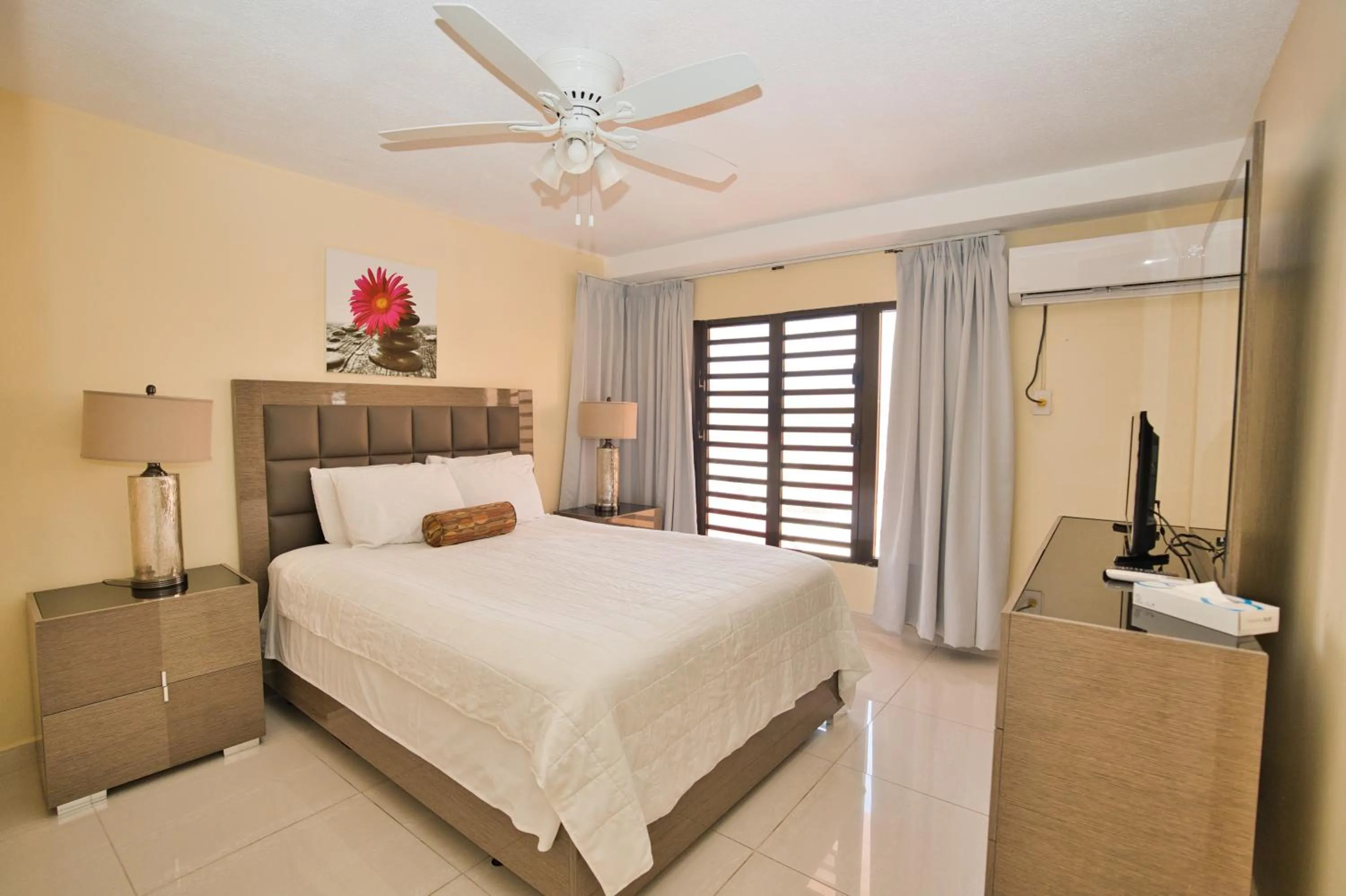 Bedroom, Bed in Horizon View Beach Hotel