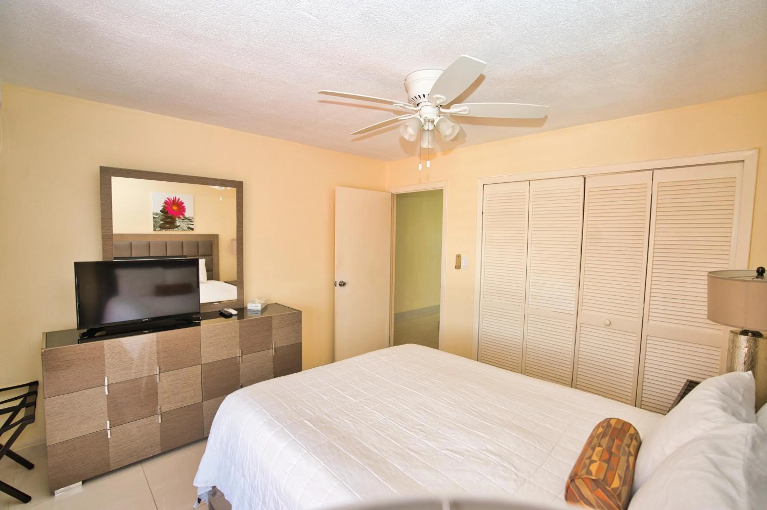 Bedroom, Bed in Horizon View Beach Hotel