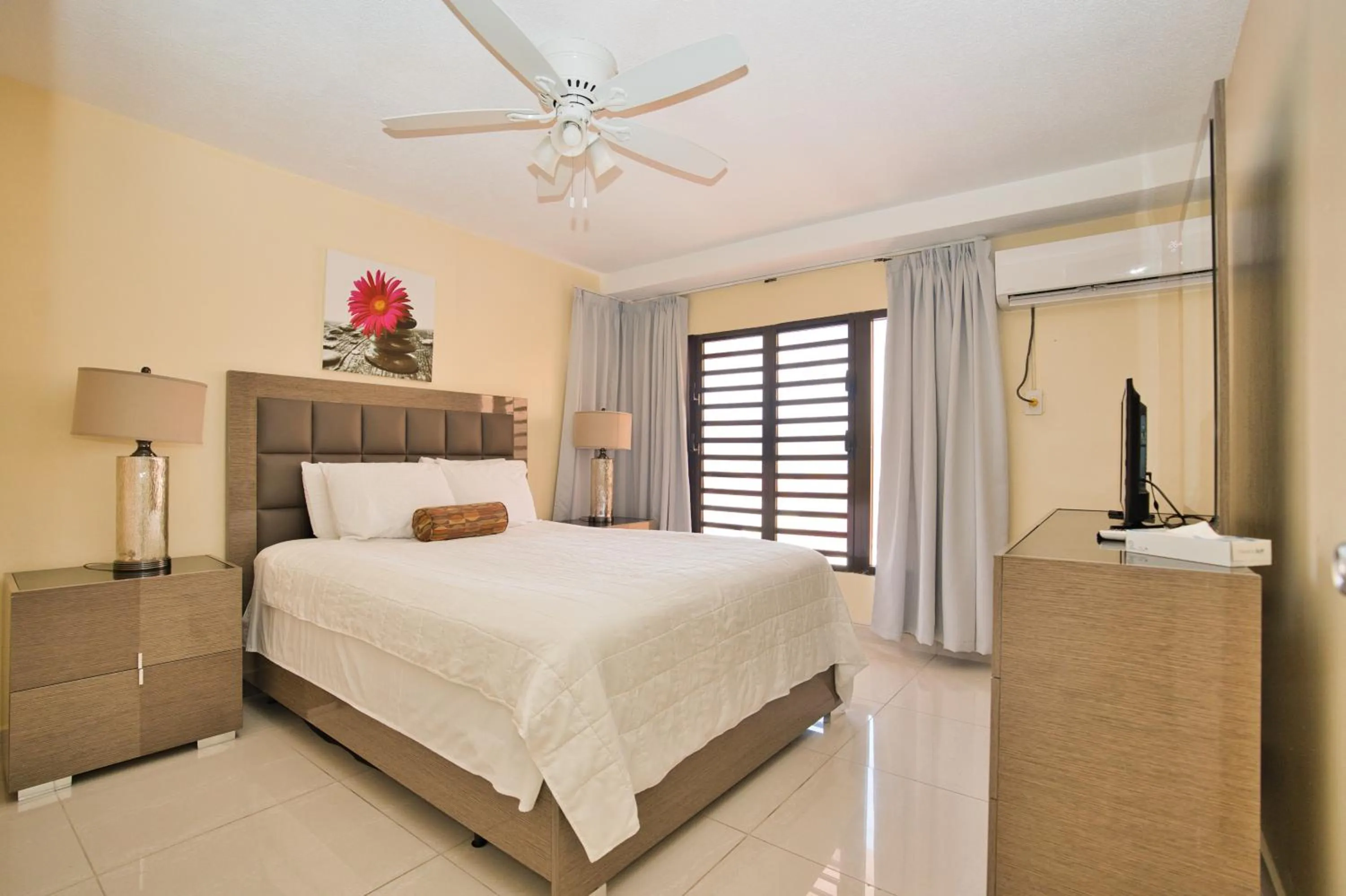 Bedroom, Bed in Horizon View Beach Hotel