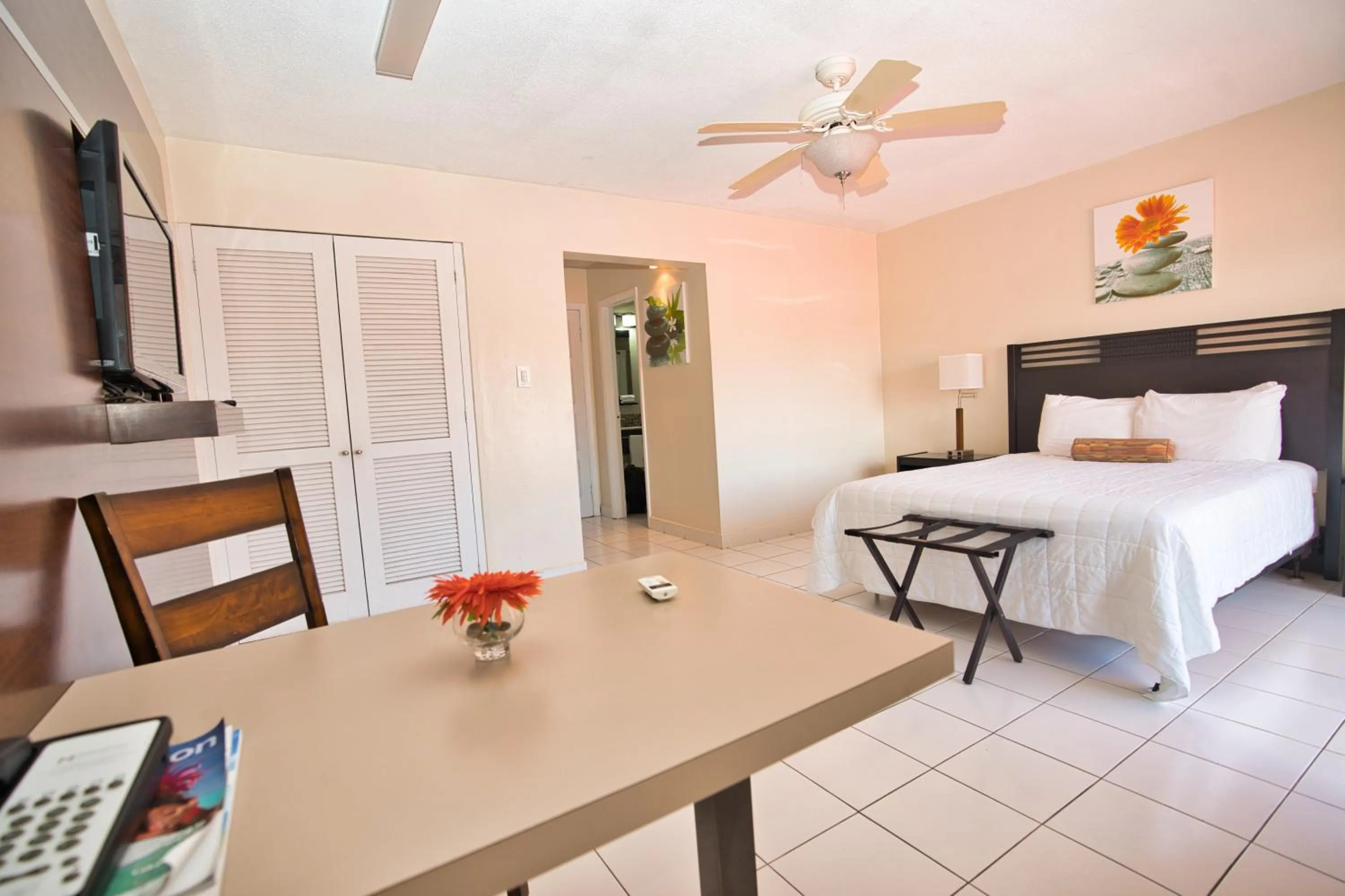 Photo of the whole room, Bed in Horizon View Beach Hotel