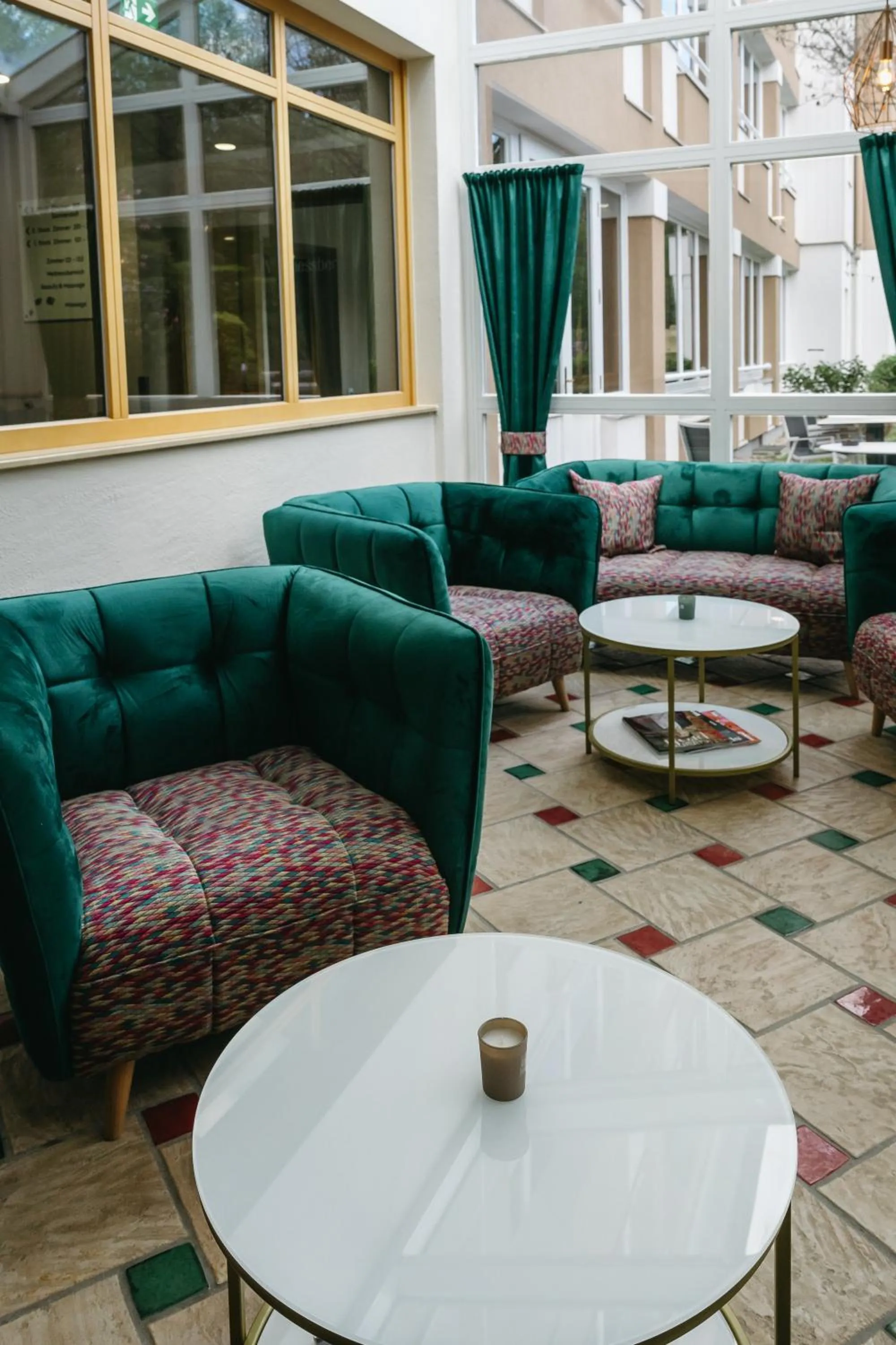 Restaurant/places to eat in Hotel Albizia