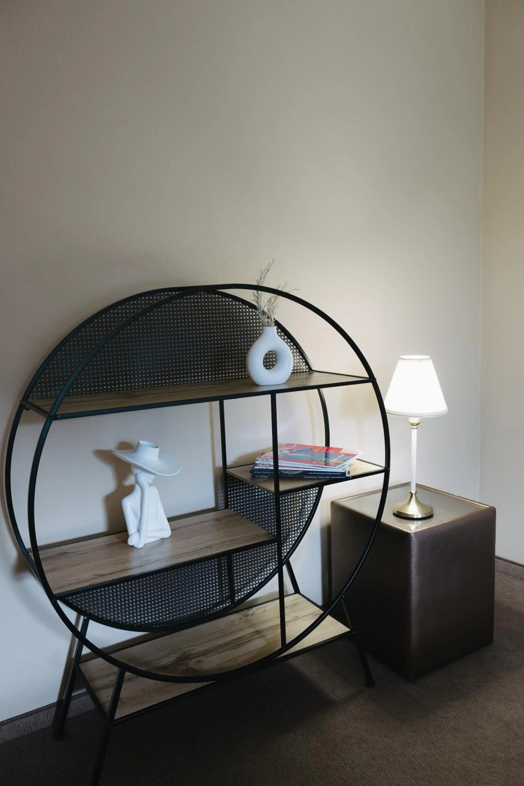 Seating area, Bed in Hotel Albizia