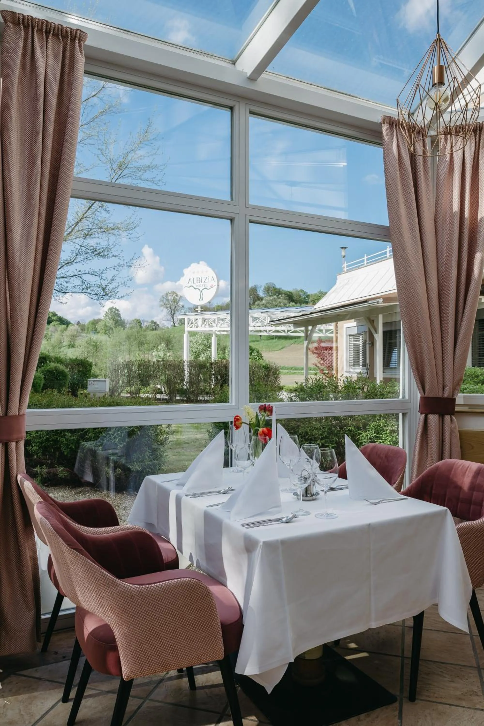 Restaurant/places to eat in Hotel Albizia