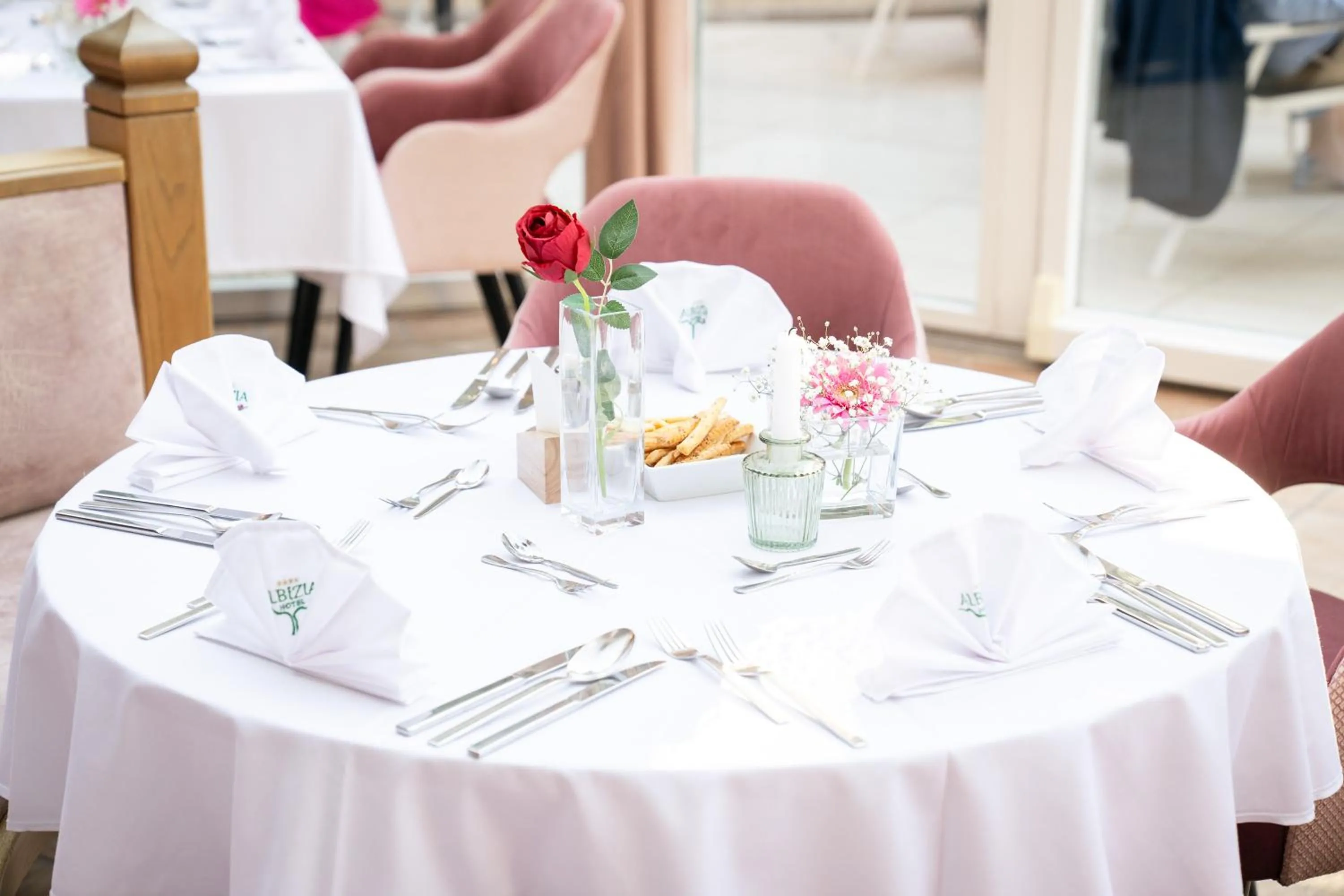 Restaurant/places to eat in Hotel Albizia