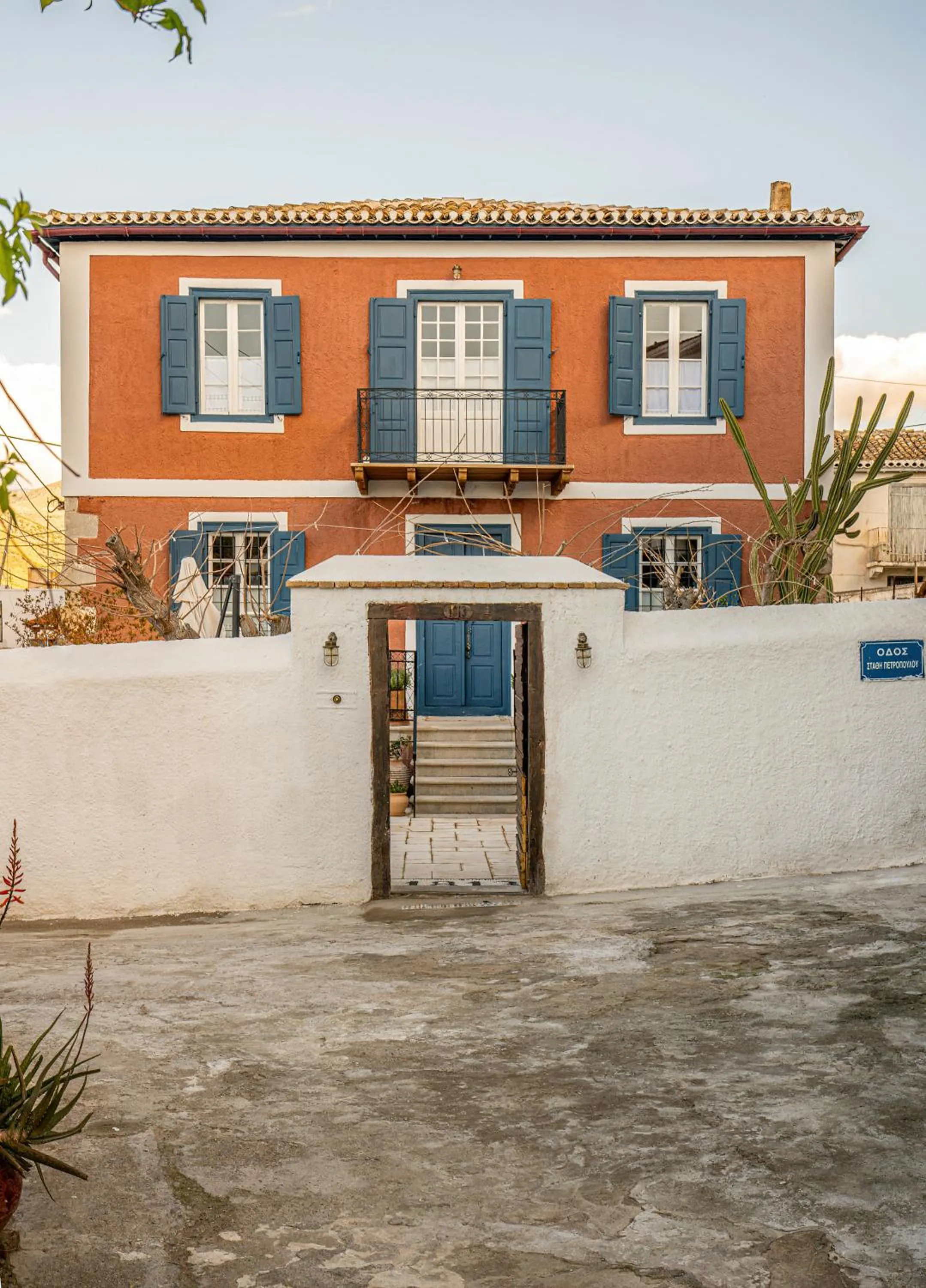 The 1813 Painter's Villa by Neuvel