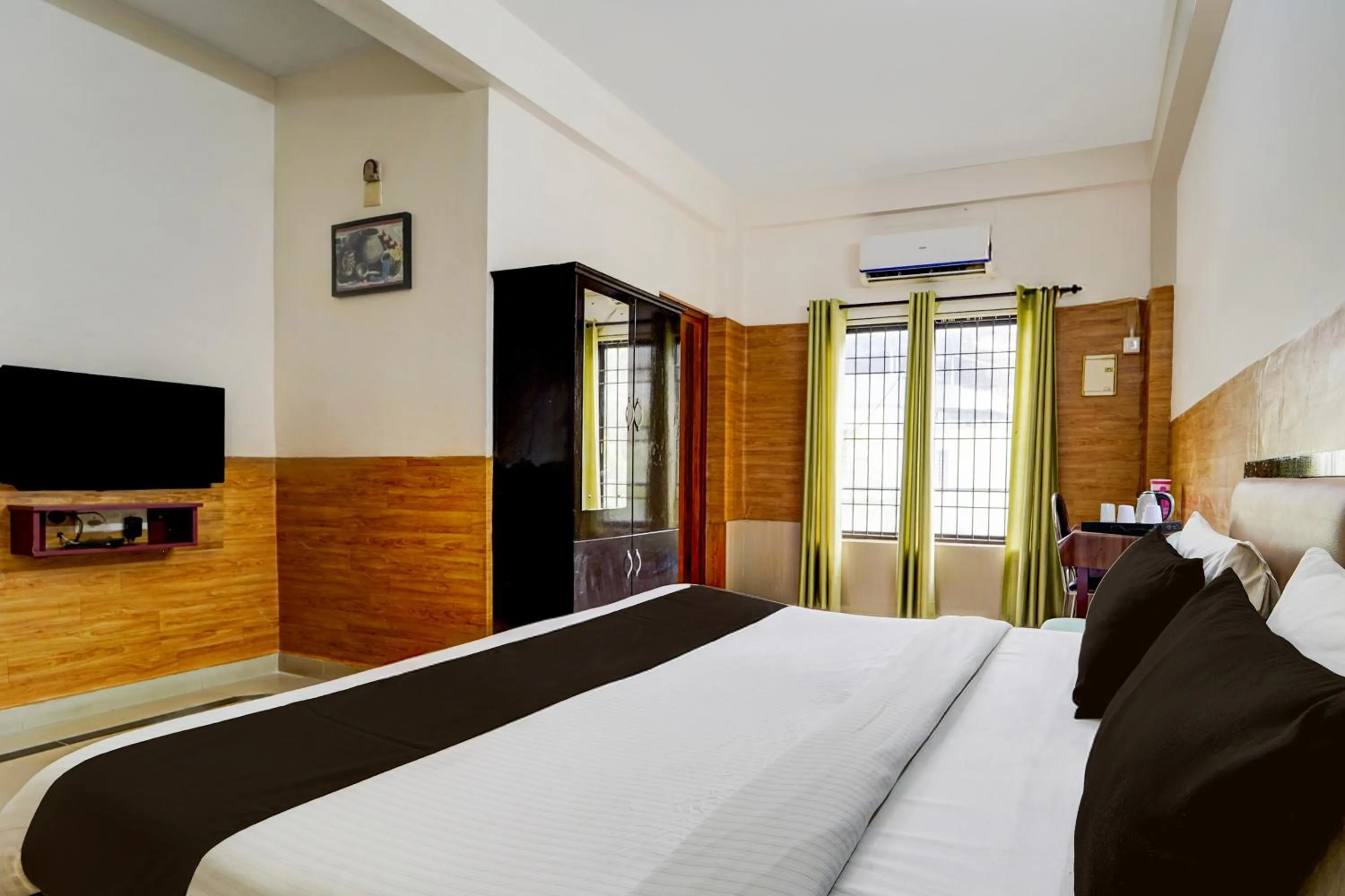 Bedroom, Bed in Hotel O Kollamkudimughal Kakkanad Formerly Diamond Inn