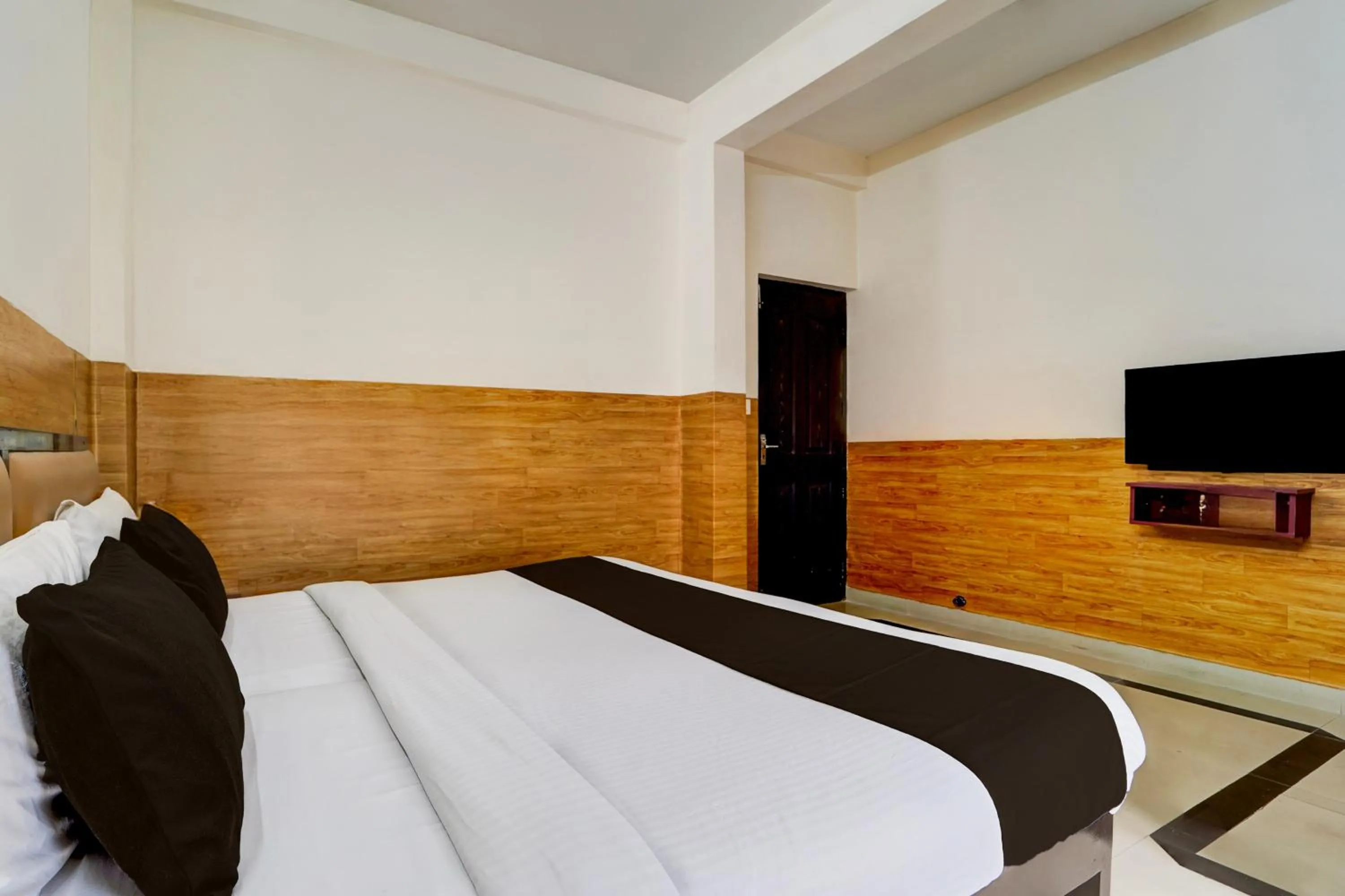 Bedroom, Bed in Hotel O Kollamkudimughal Kakkanad Formerly Diamond Inn