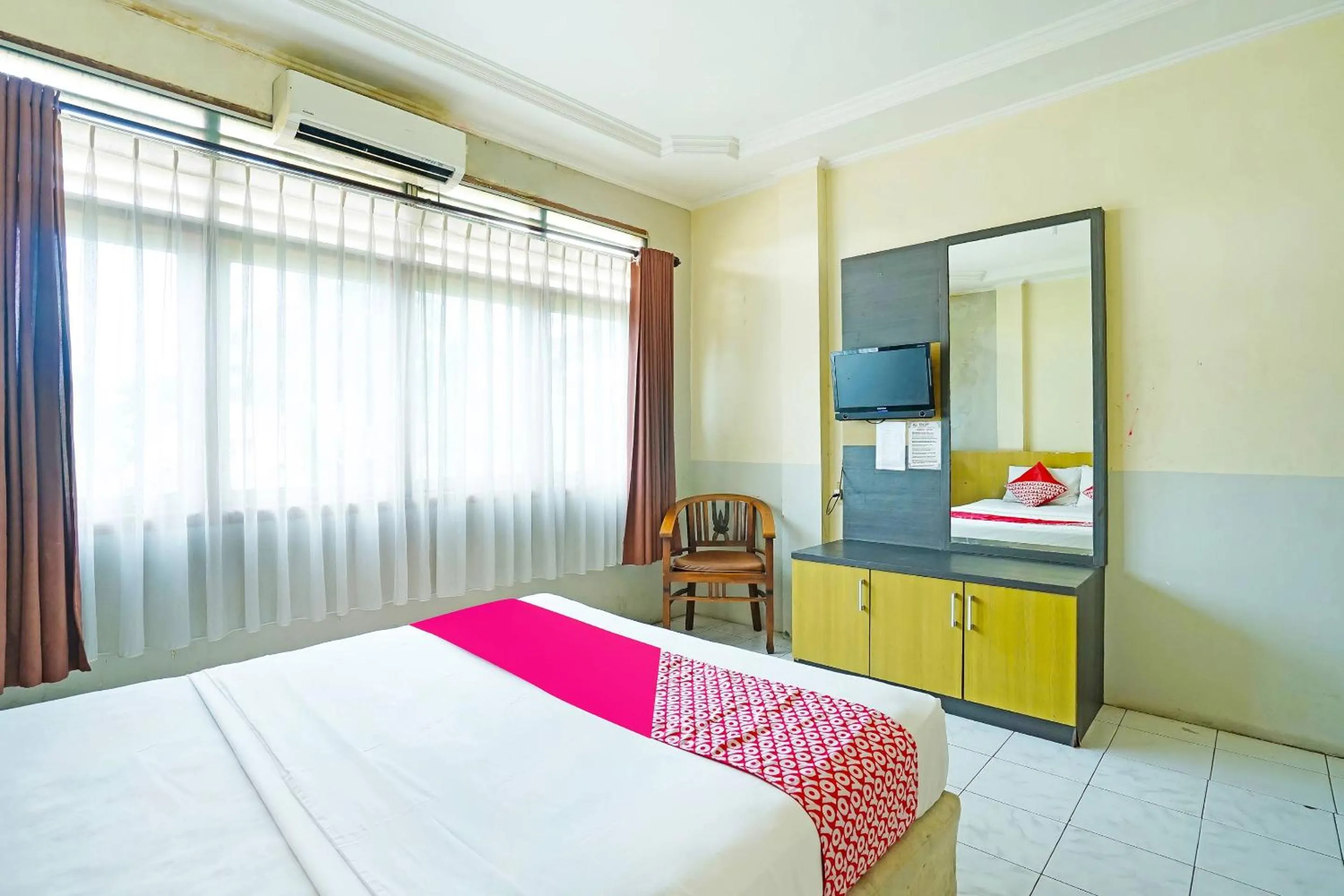 Bedroom in OYO 90390 Hotel Rd Premium