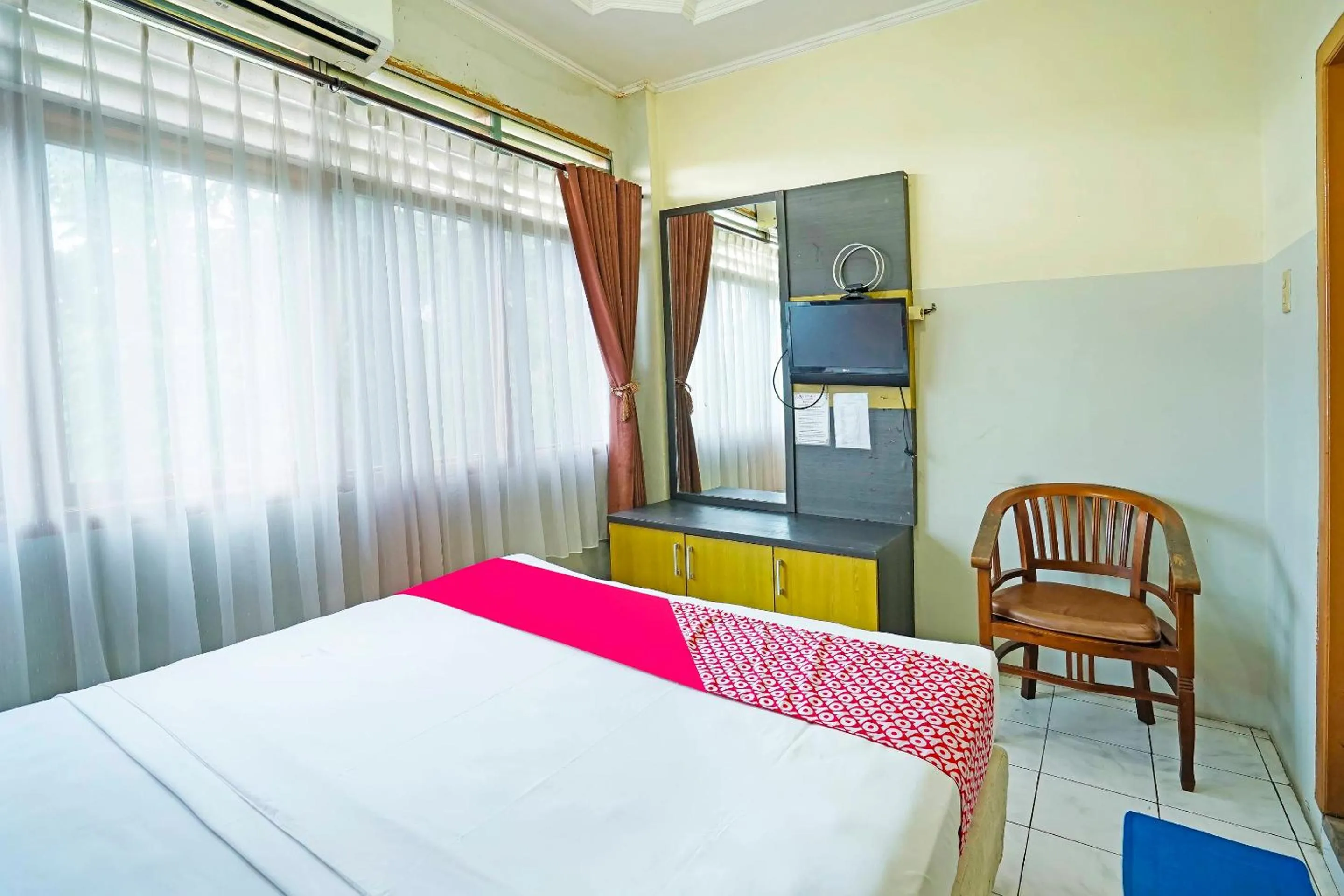 Bedroom in OYO 90390 Hotel Rd Premium