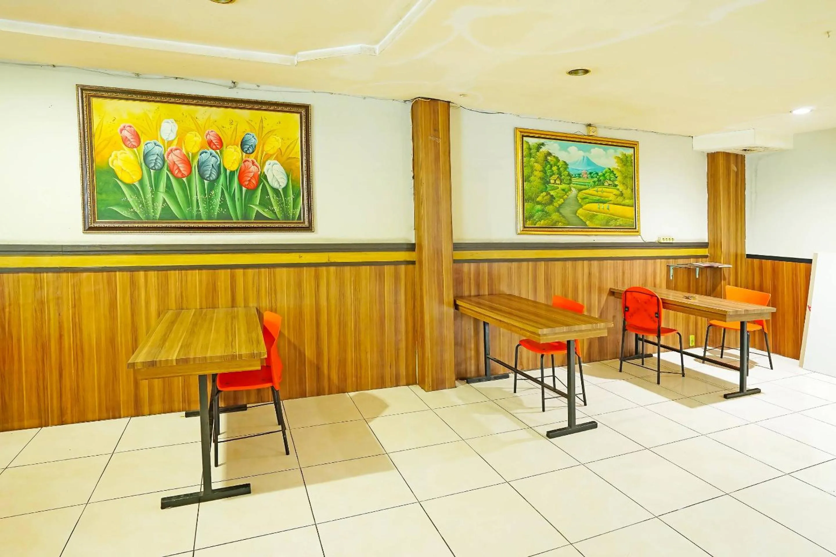 Restaurant/Places to Eat in OYO 90390 Hotel Rd Premium