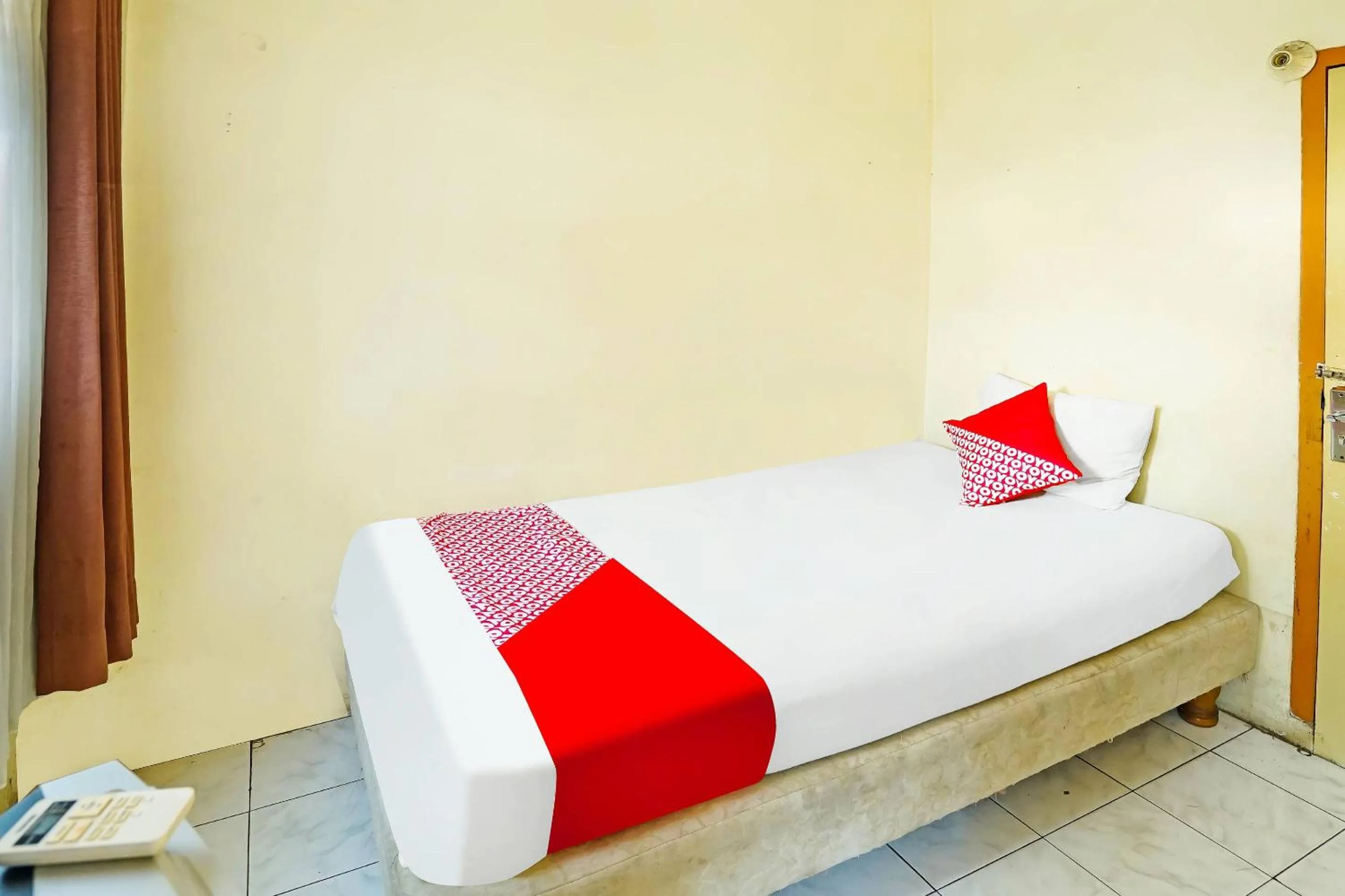 Bedroom in OYO 90390 Hotel Rd Premium