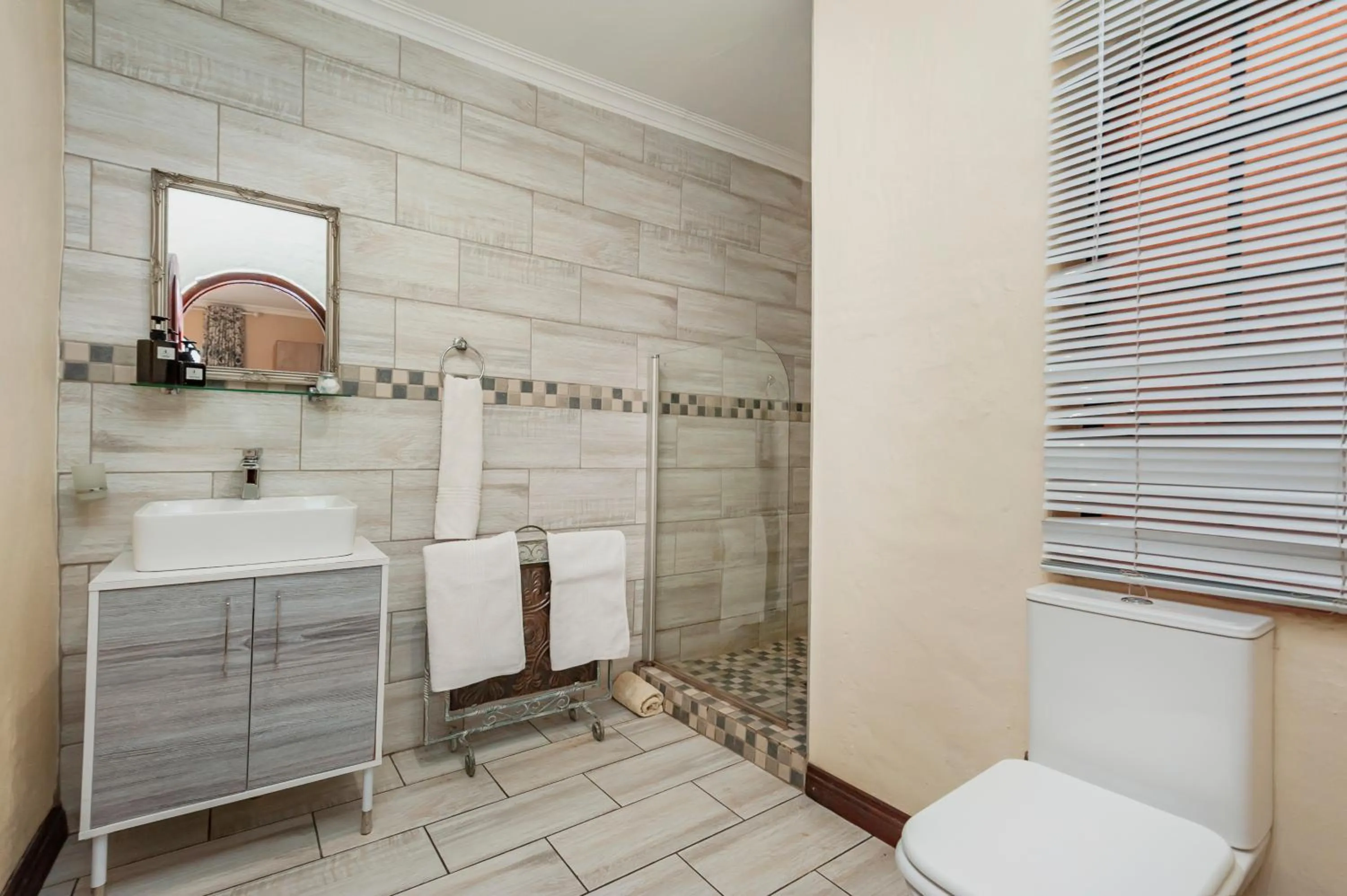 Bathroom in Airport Tower Lodge