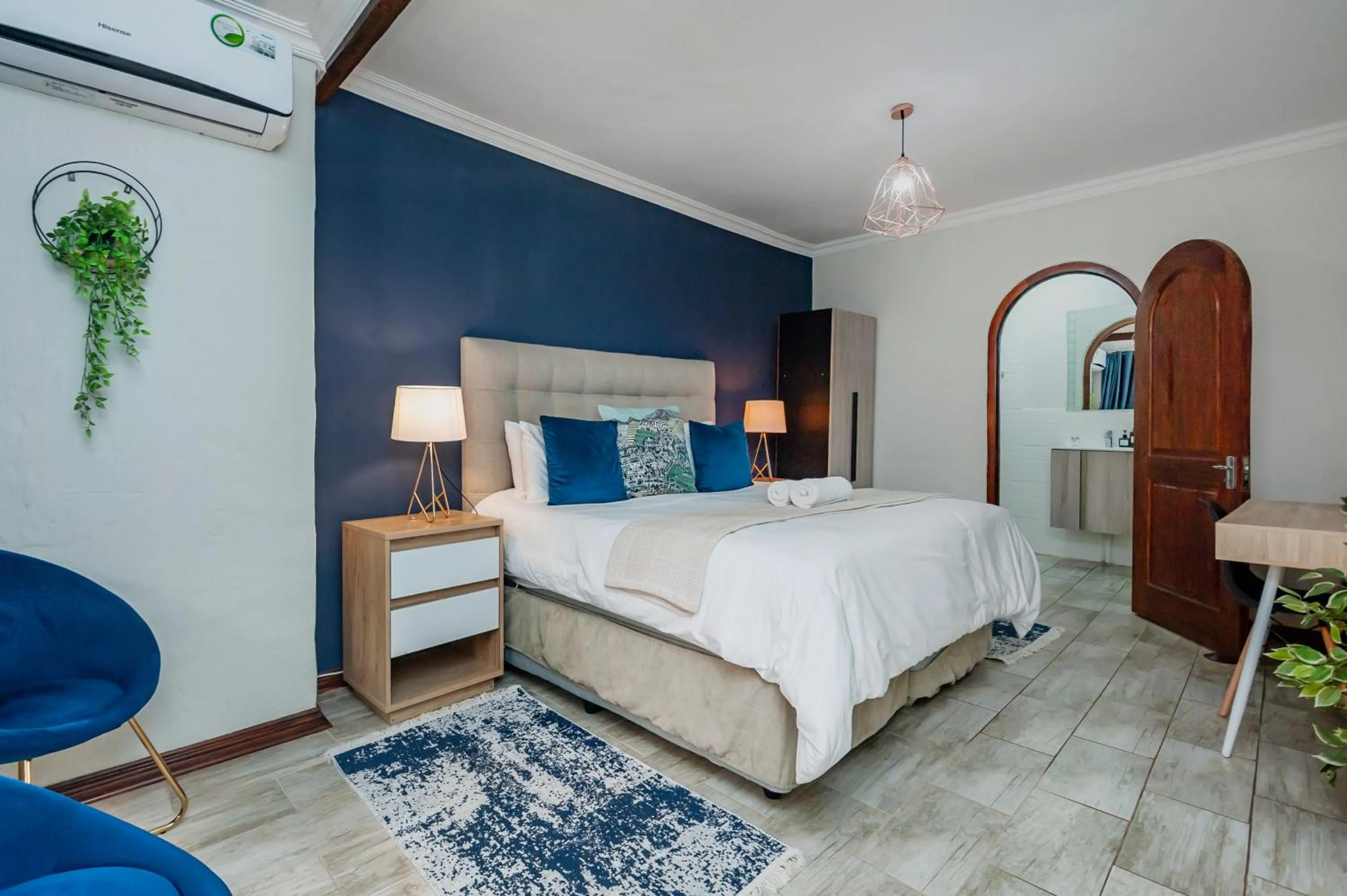 Photo of the whole room, Bed in Airport Tower Lodge