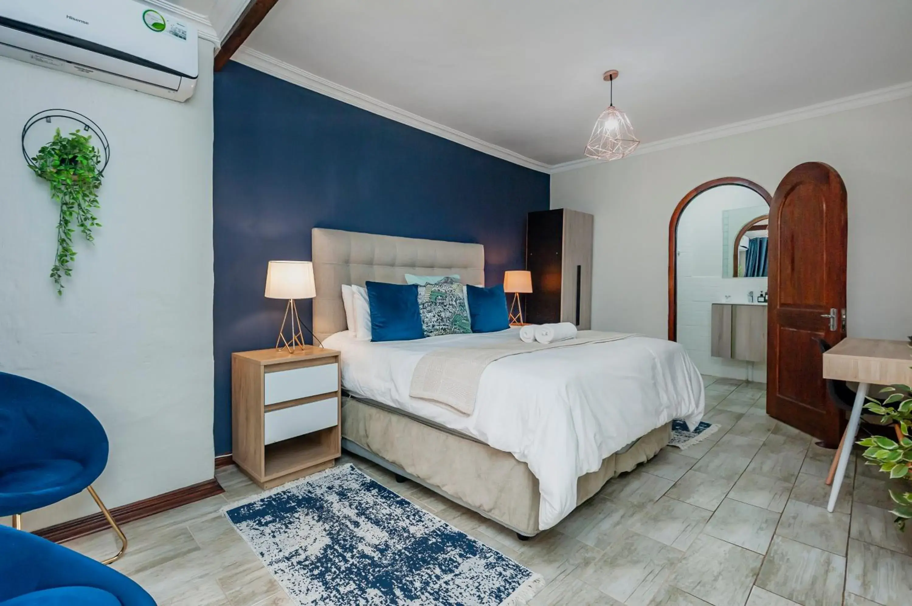 Deluxe King Room in Airport Tower Lodge Deluxe King Room in Airport Tower Lodge