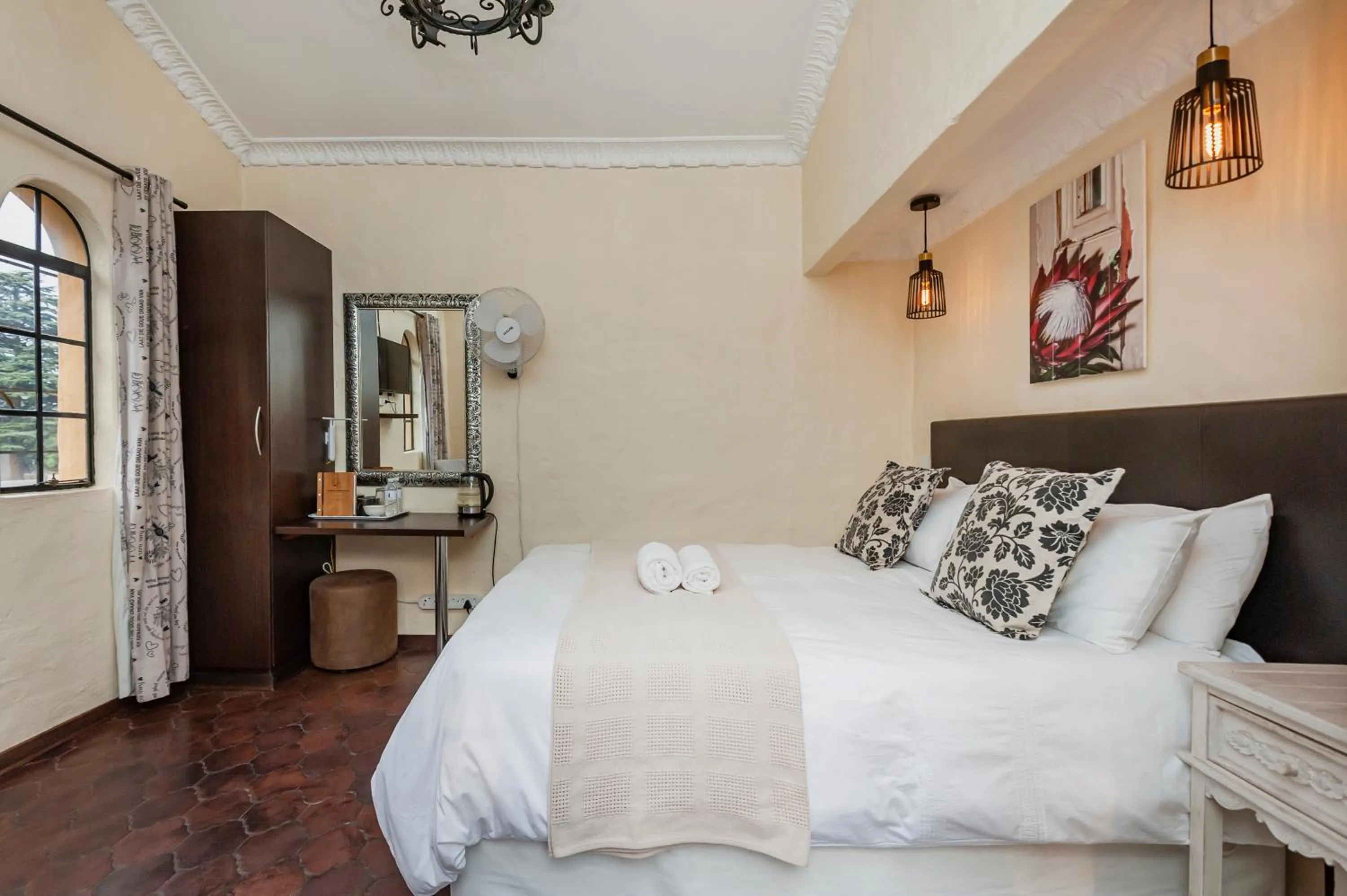 Photo of the whole room, Bed in Airport Tower Lodge