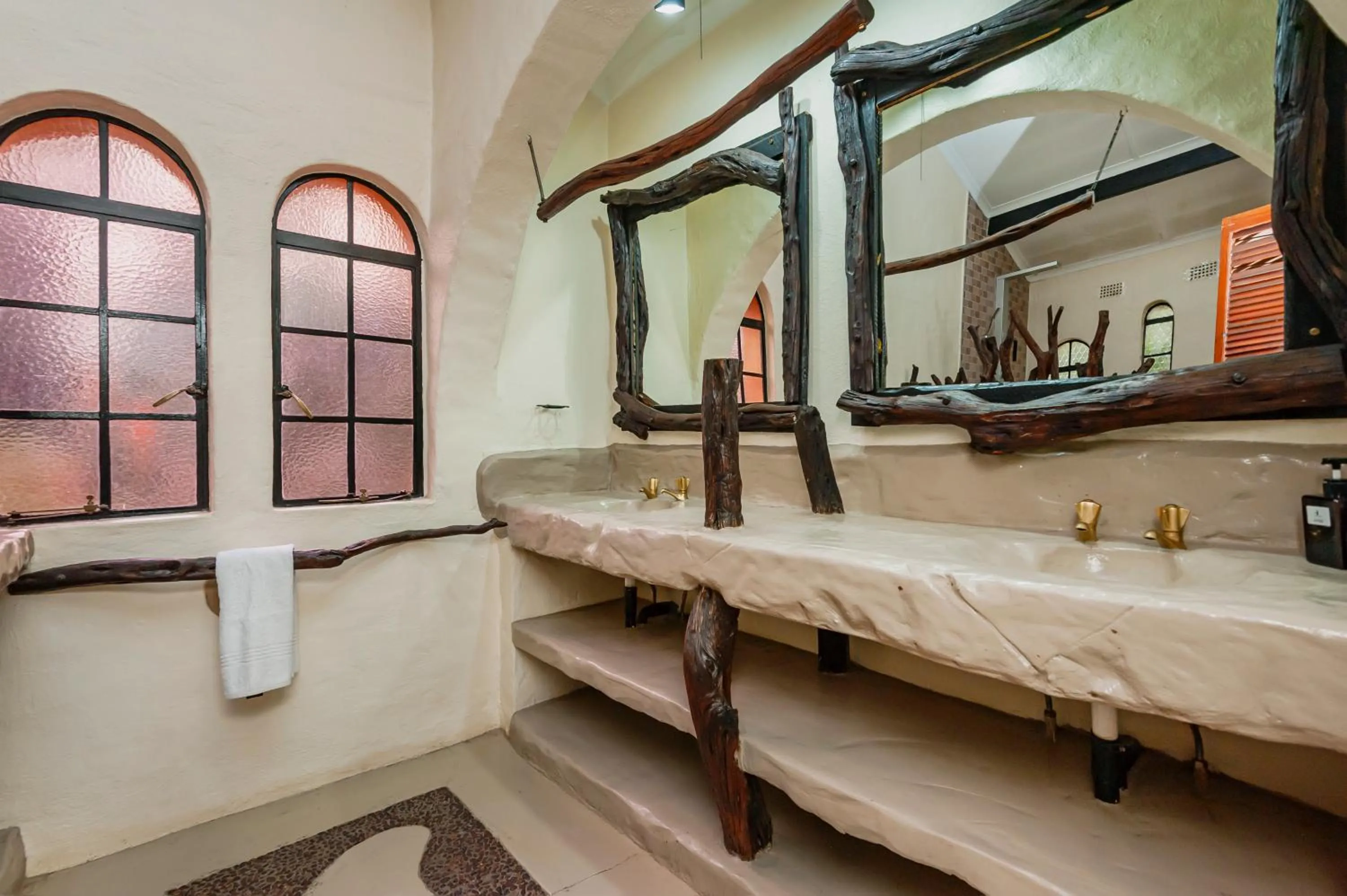 Bathroom in Airport Tower Lodge