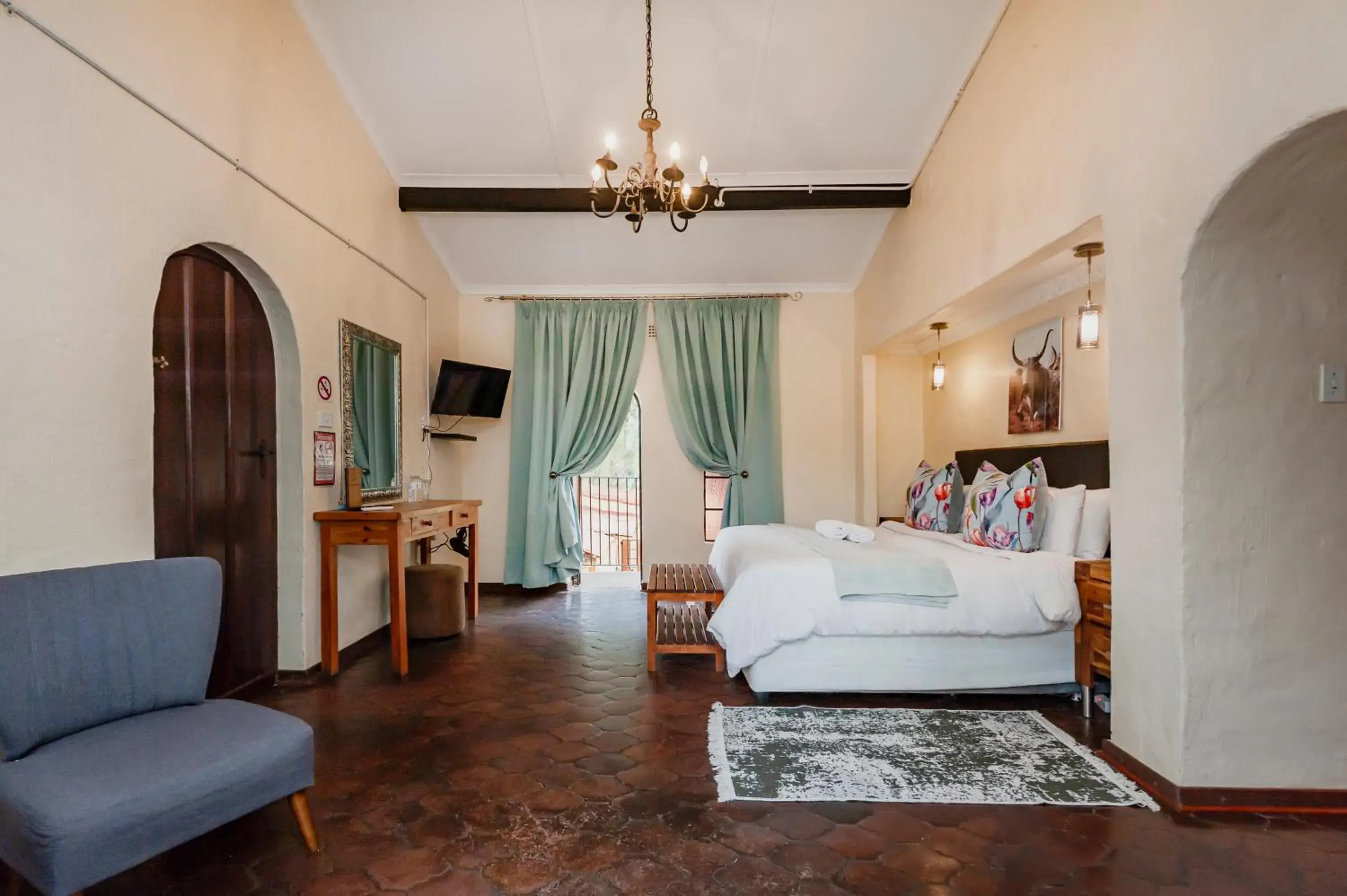 King Room with Pool View in Airport Tower Lodge King Room with Pool View in Airport Tower Lodge