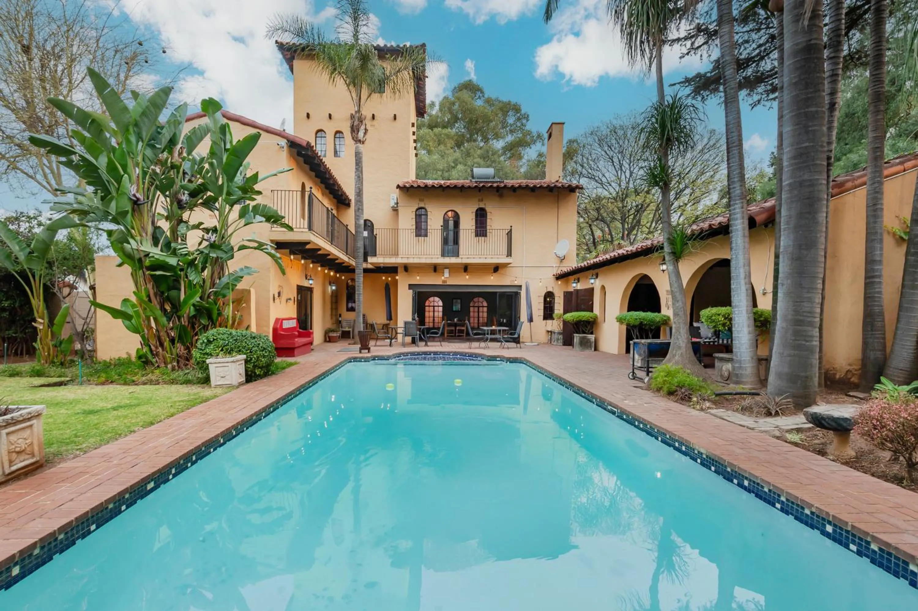 Swimming pool in Airport Tower Lodge