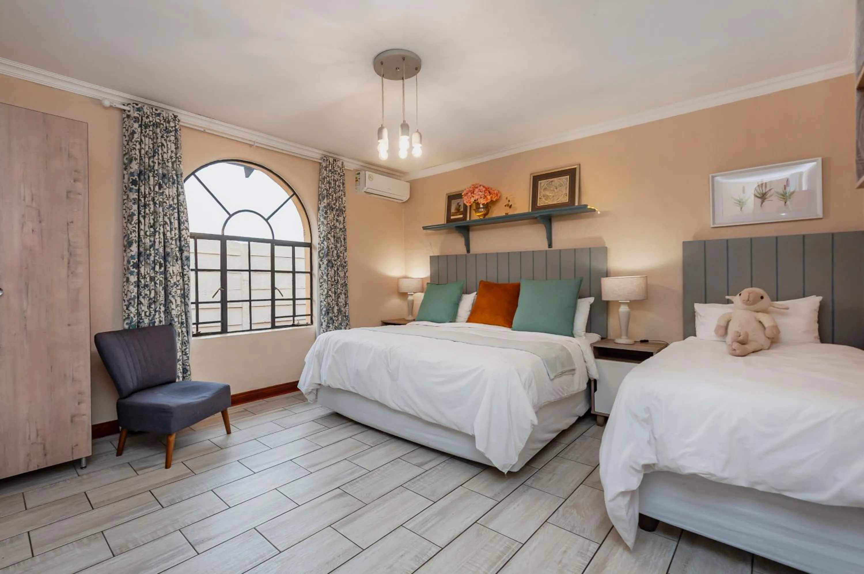 Bedroom, Bed in Airport Tower Lodge