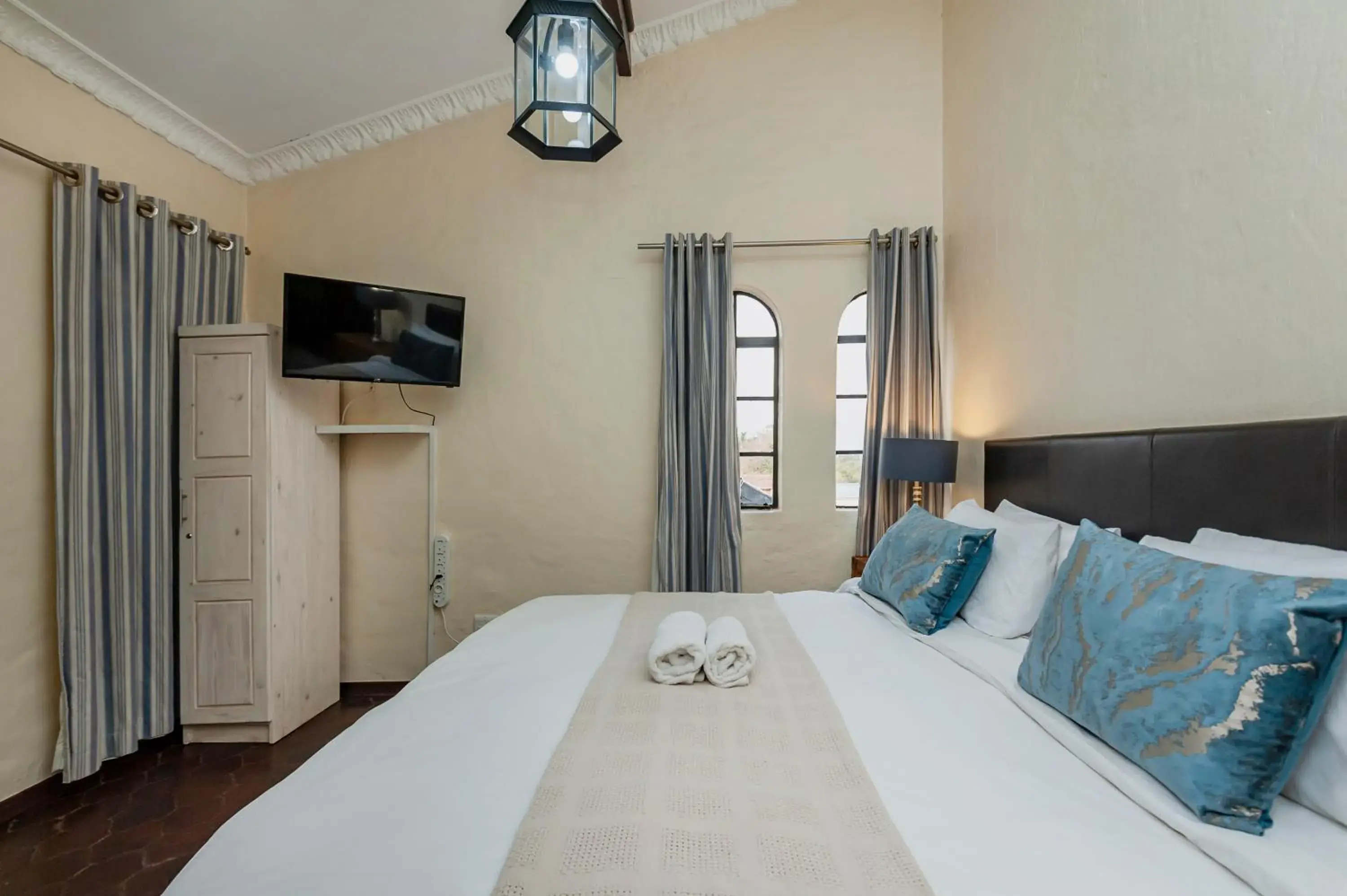 King Room in Airport Tower Lodge King Room in Airport Tower Lodge