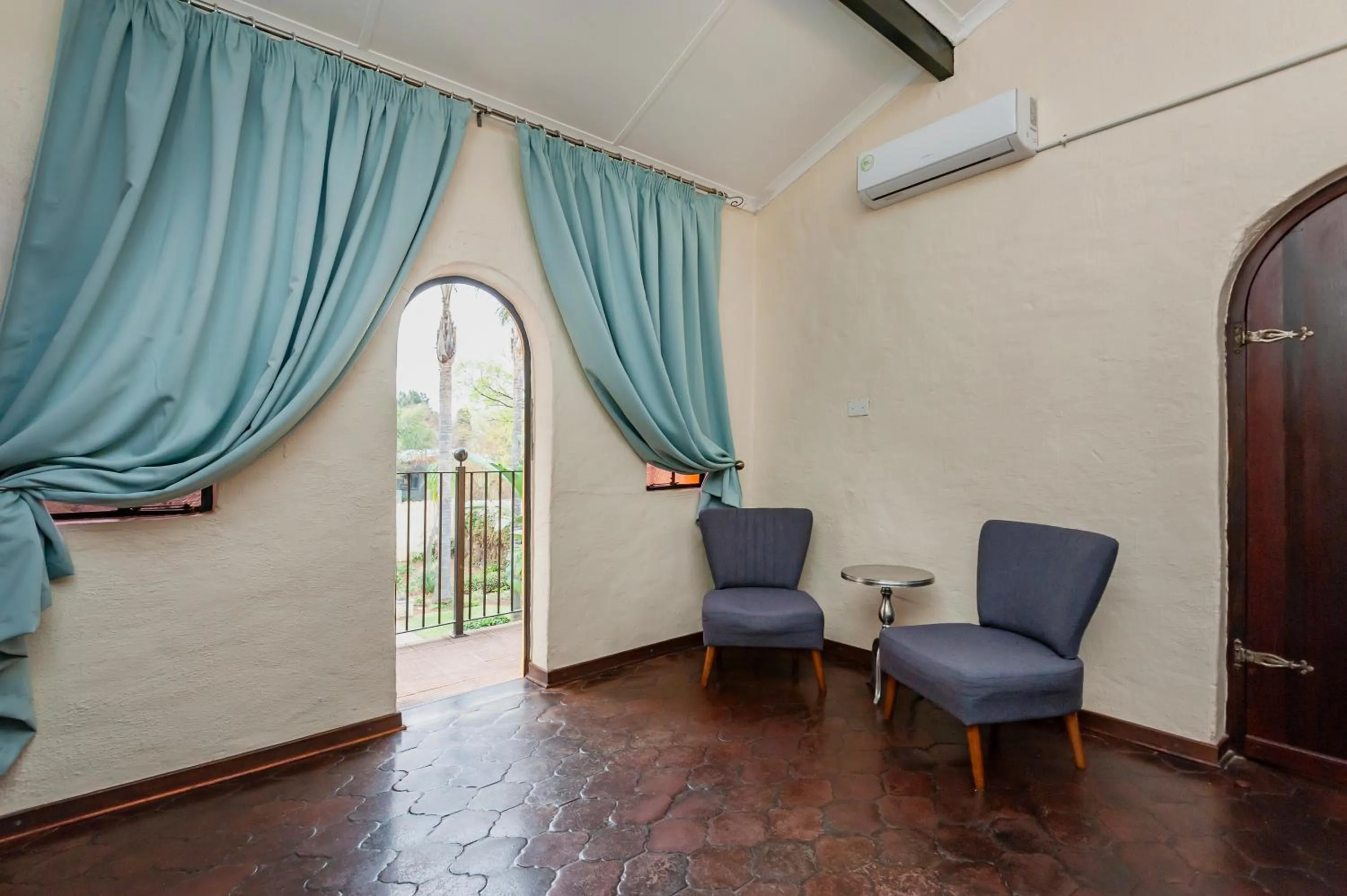 Seating area in Airport Tower Lodge
