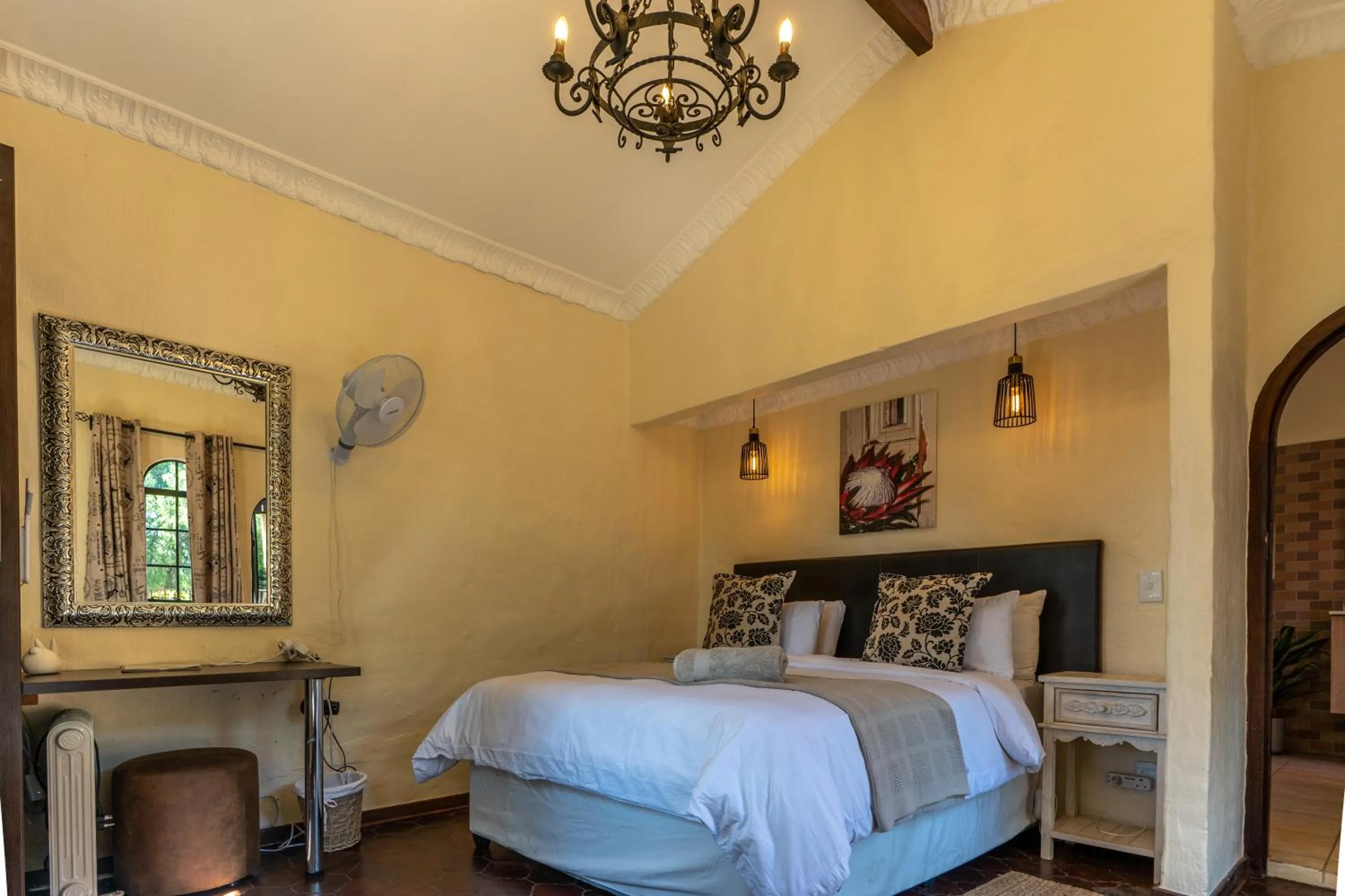 Queen Room with Pool View in Airport Tower Lodge