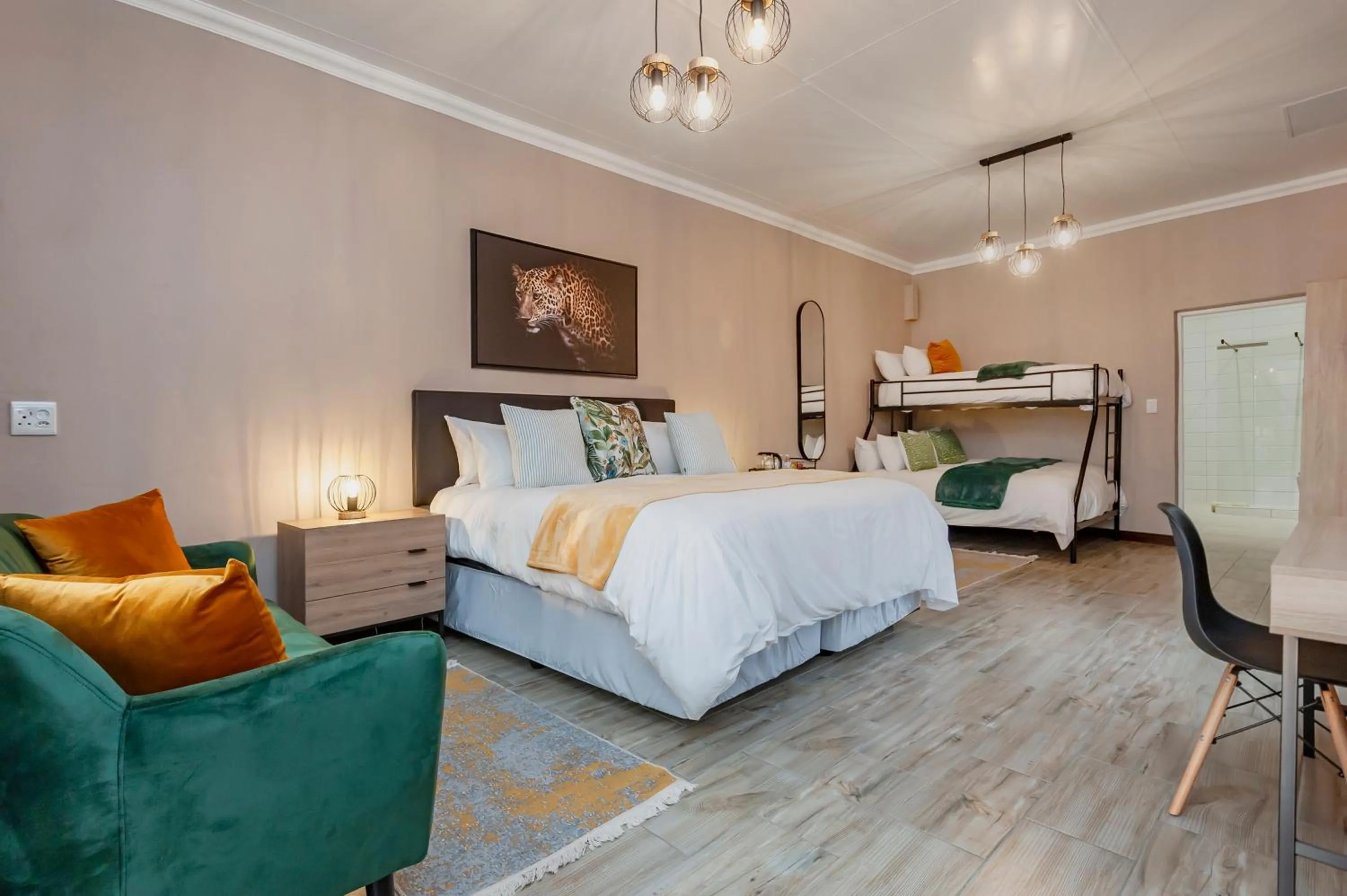 Photo of the whole room, Bed in Airport Tower Lodge