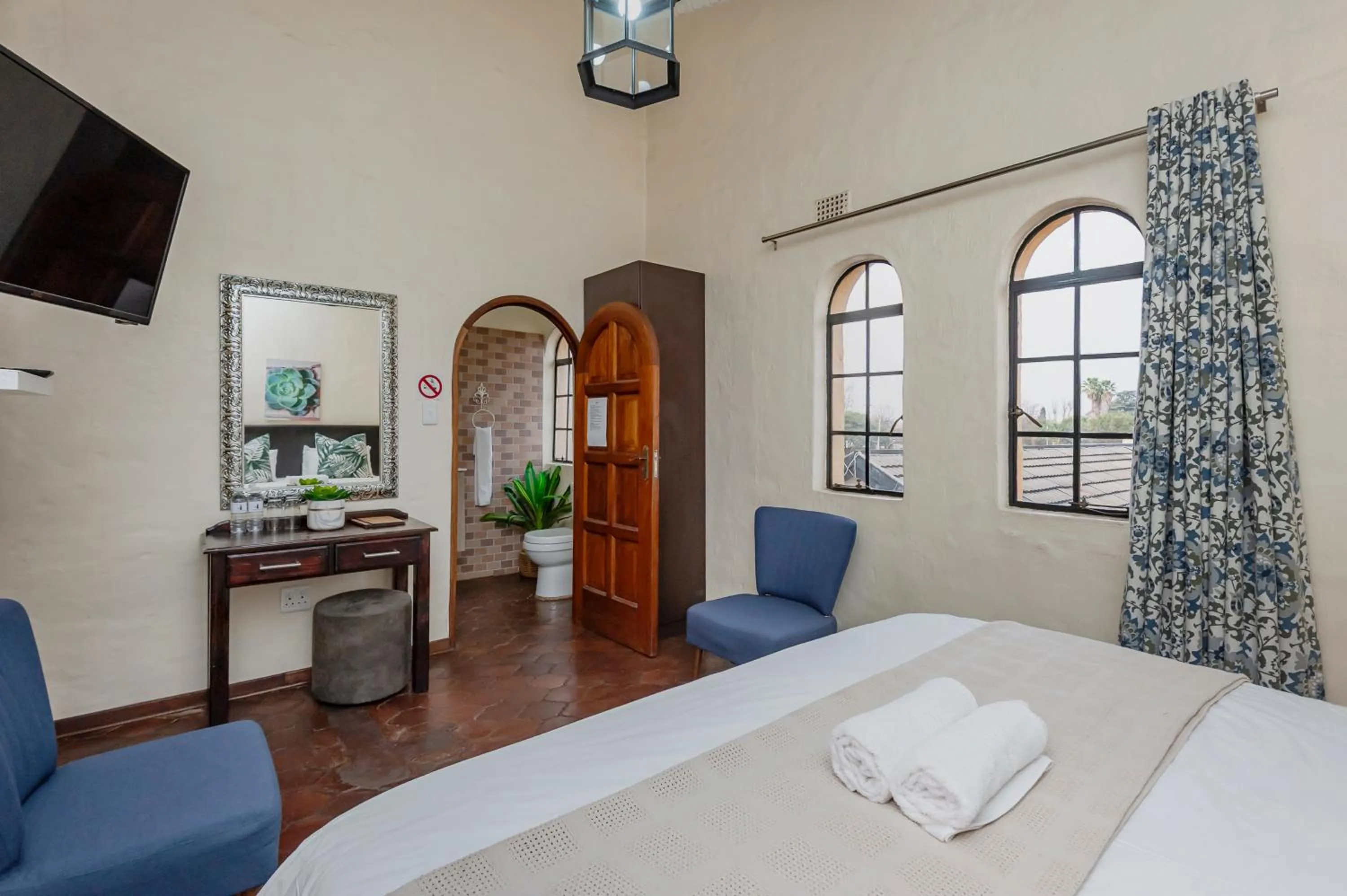 Photo of the whole room, Bed in Airport Tower Lodge