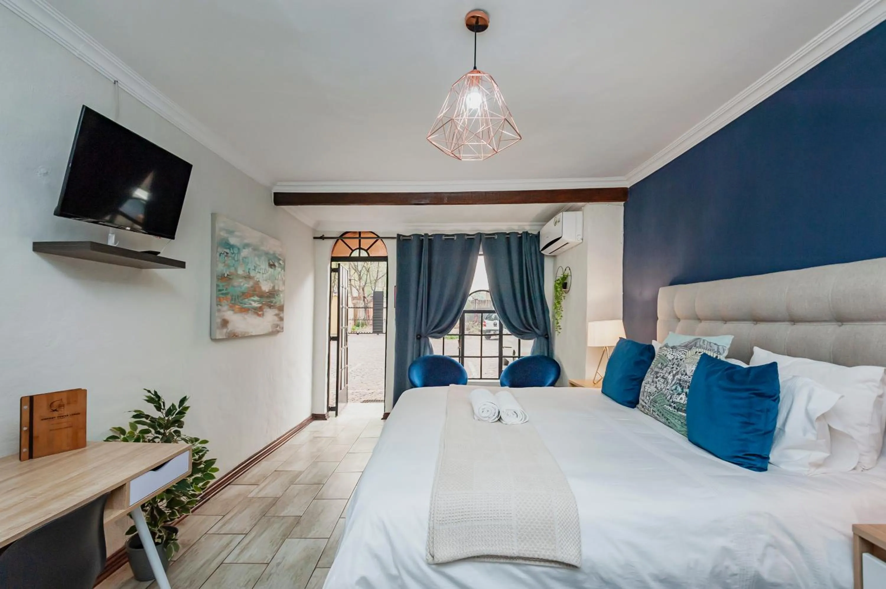 Photo of the whole room, Bed in Airport Tower Lodge