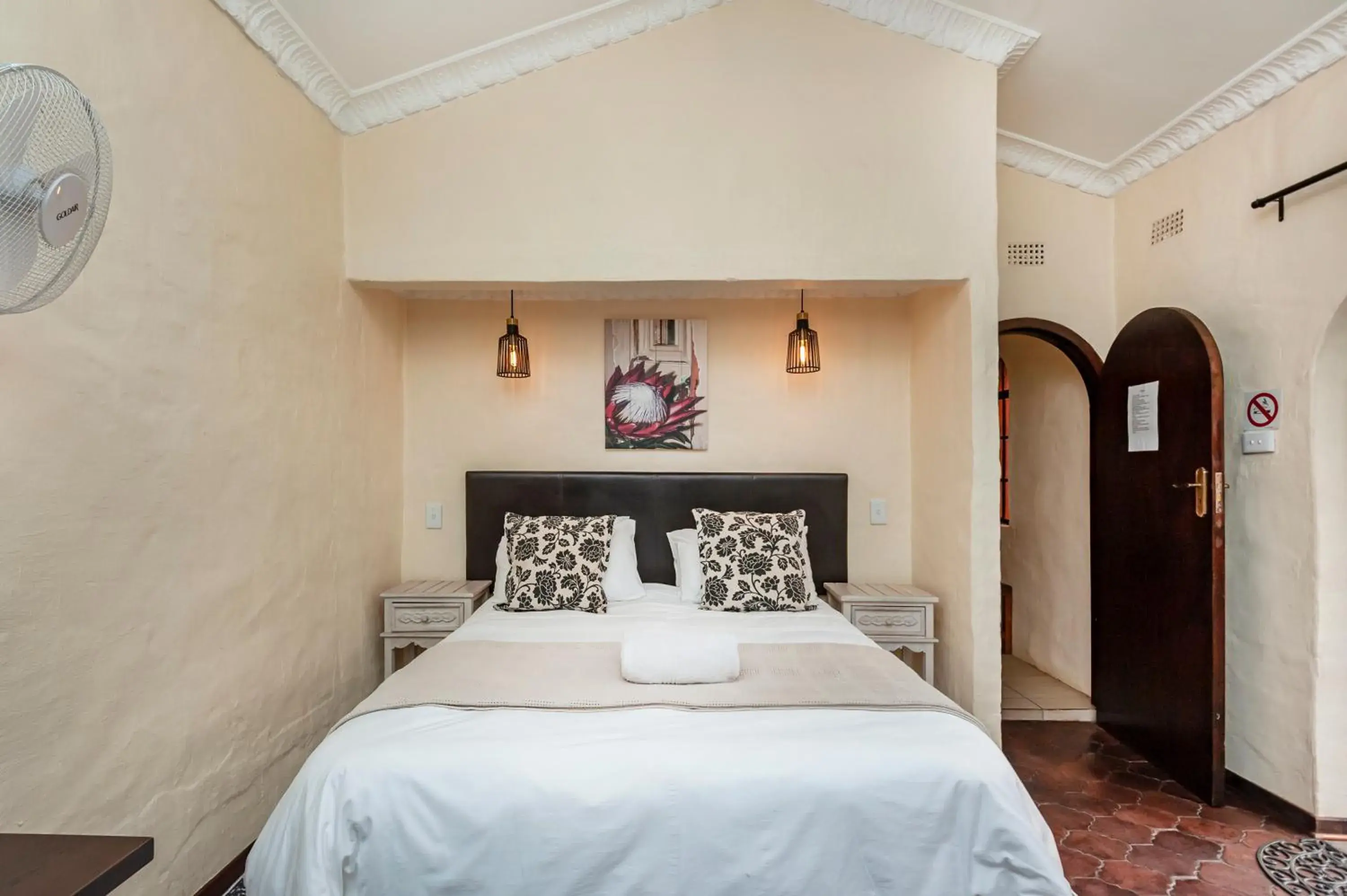 Queen Room with Pool View in Airport Tower Lodge Queen Room with Pool View in Airport Tower Lodge