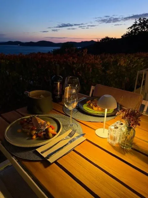 Restaurant/places to eat in Hotel Osmolis