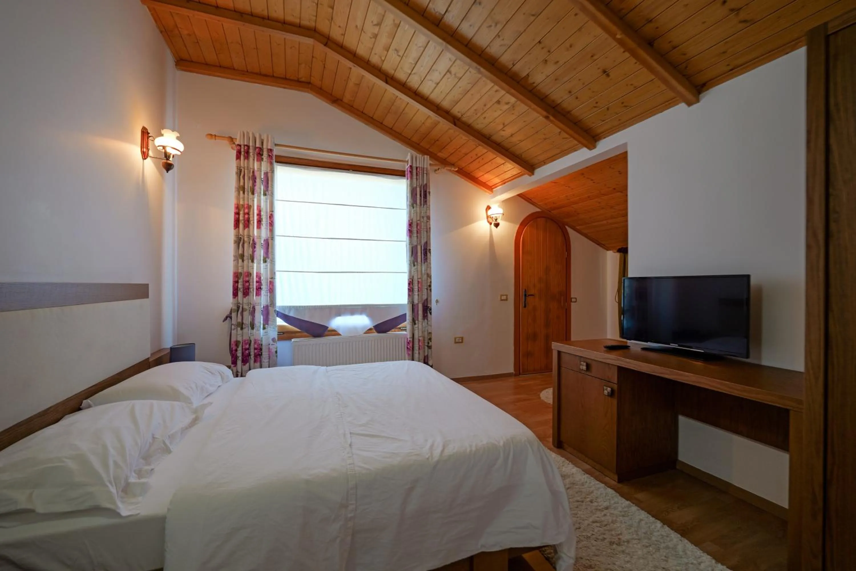 Communal lounge/ TV room in Hotel Sofo