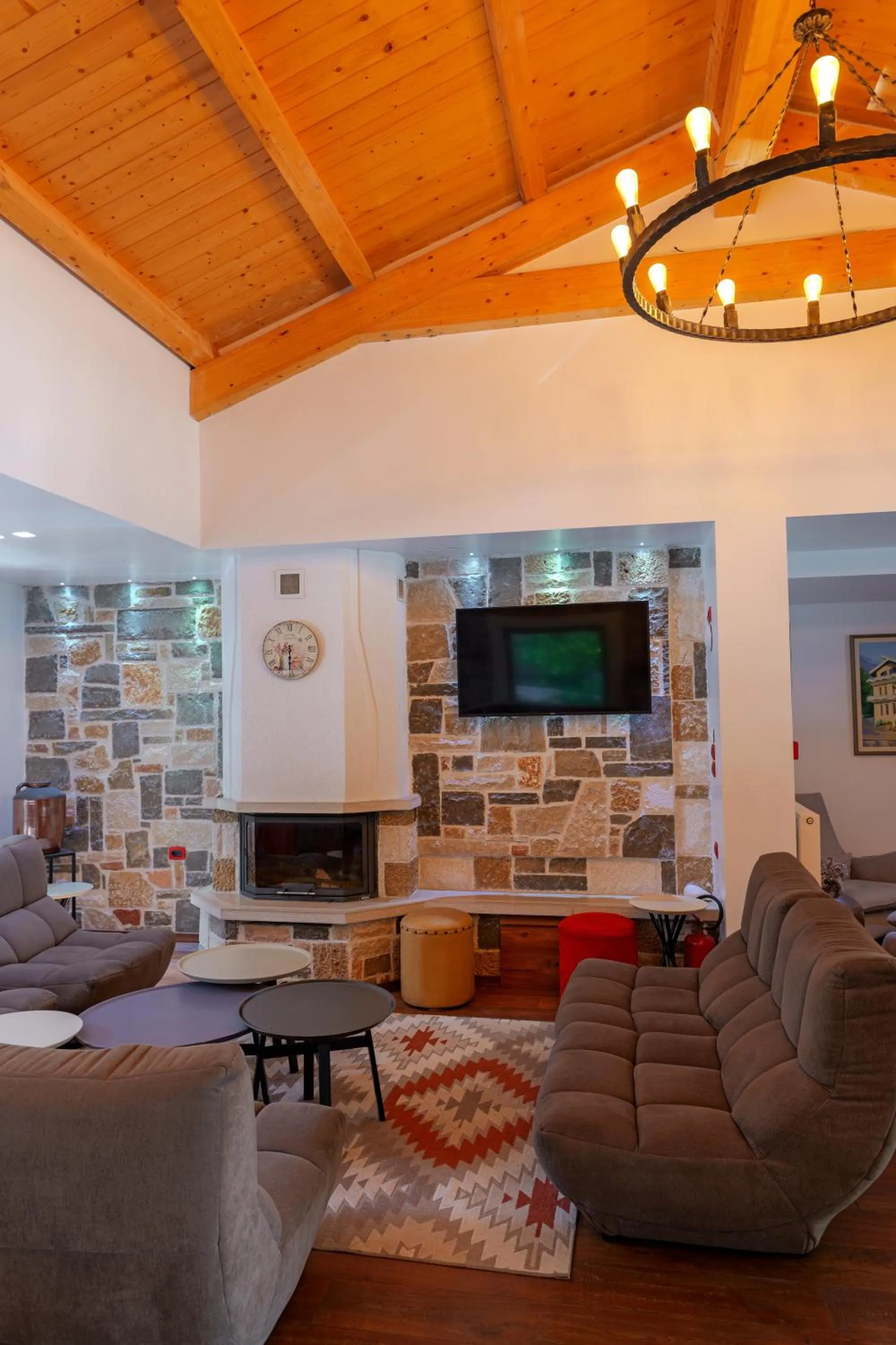 Communal lounge/ TV room in Hotel Sofo