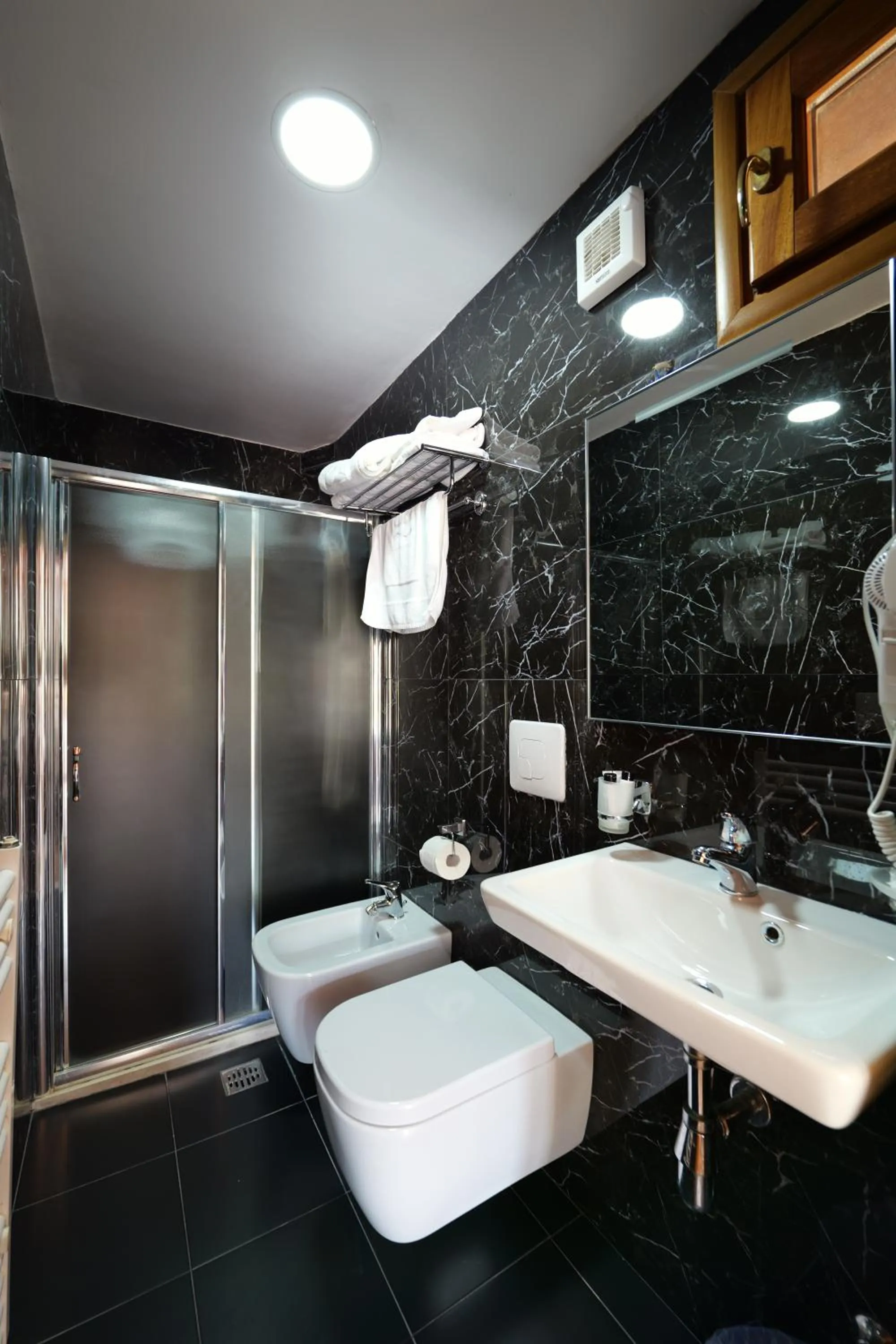 Toilet in Hotel Sofo