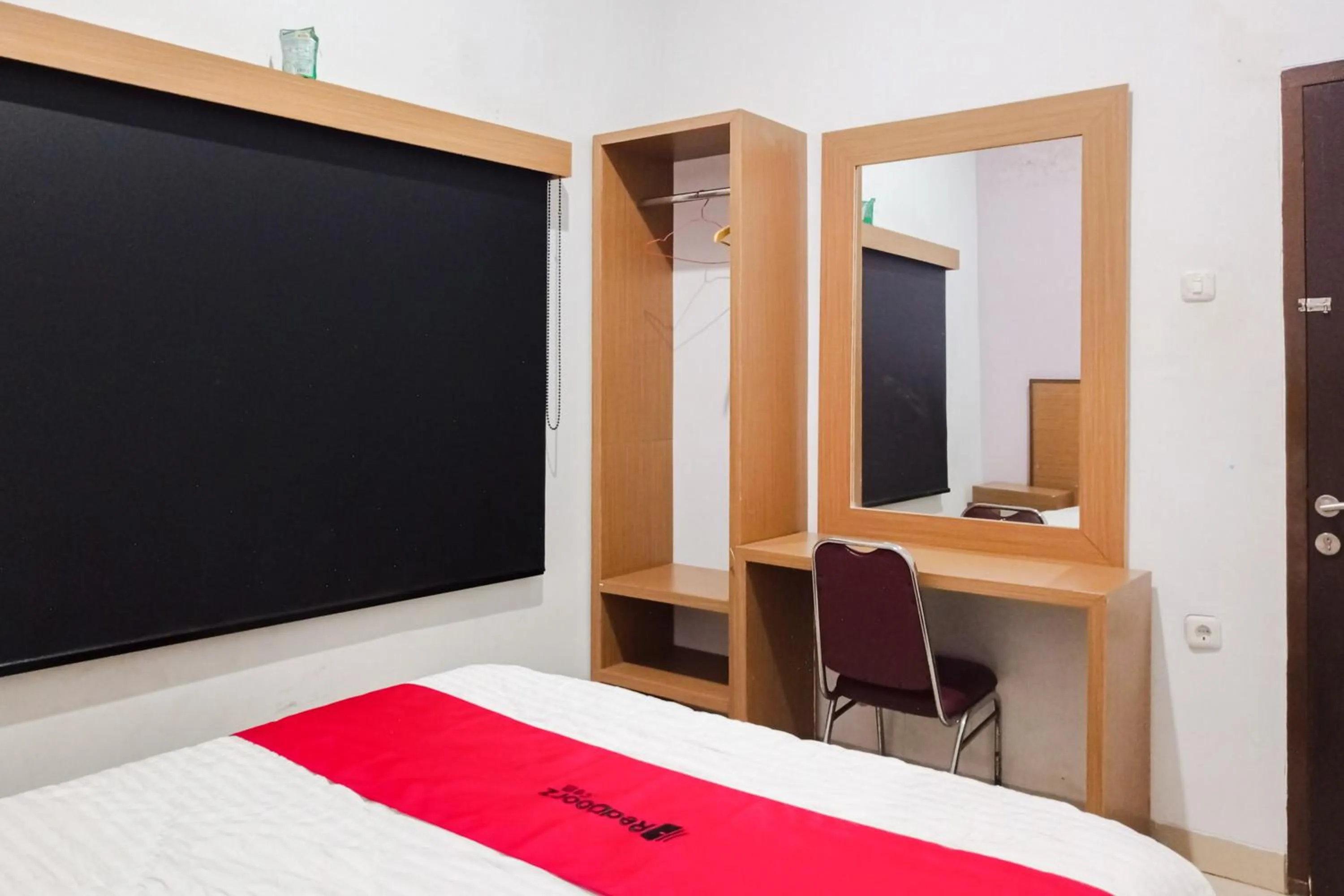 Bedroom in RedDoorz Syariah at Kiapma Hotel