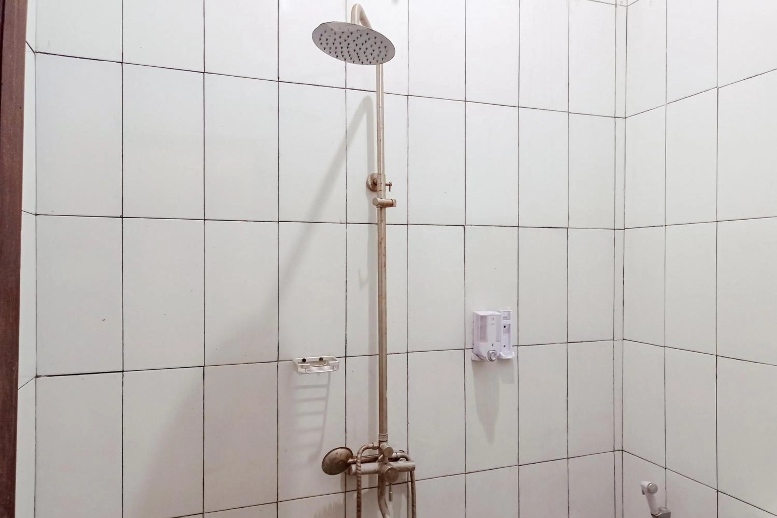 Bathroom in RedDoorz Syariah at Kiapma Hotel