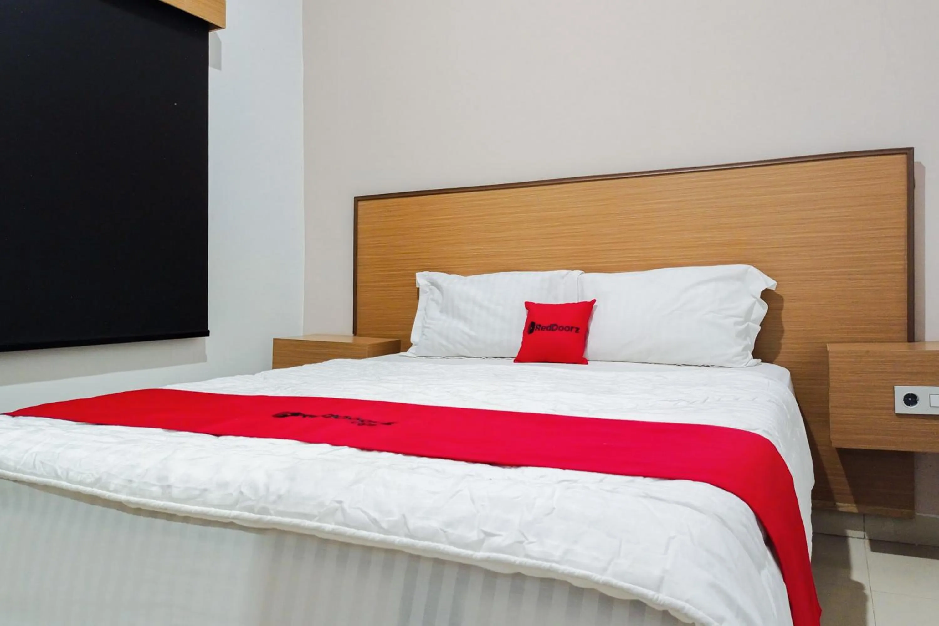 Bedroom in RedDoorz Syariah at Kiapma Hotel