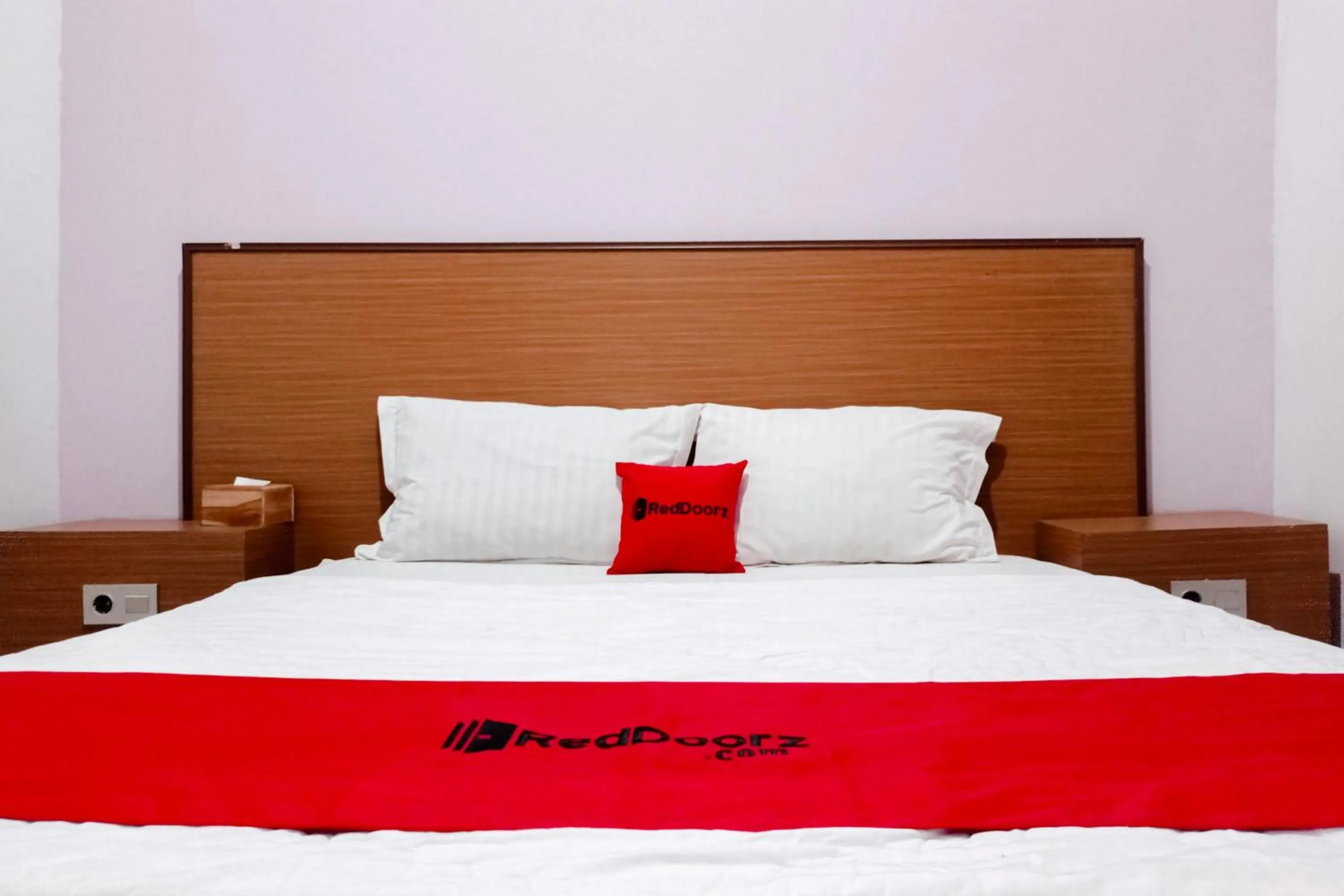 Bedroom in RedDoorz Syariah at Kiapma Hotel