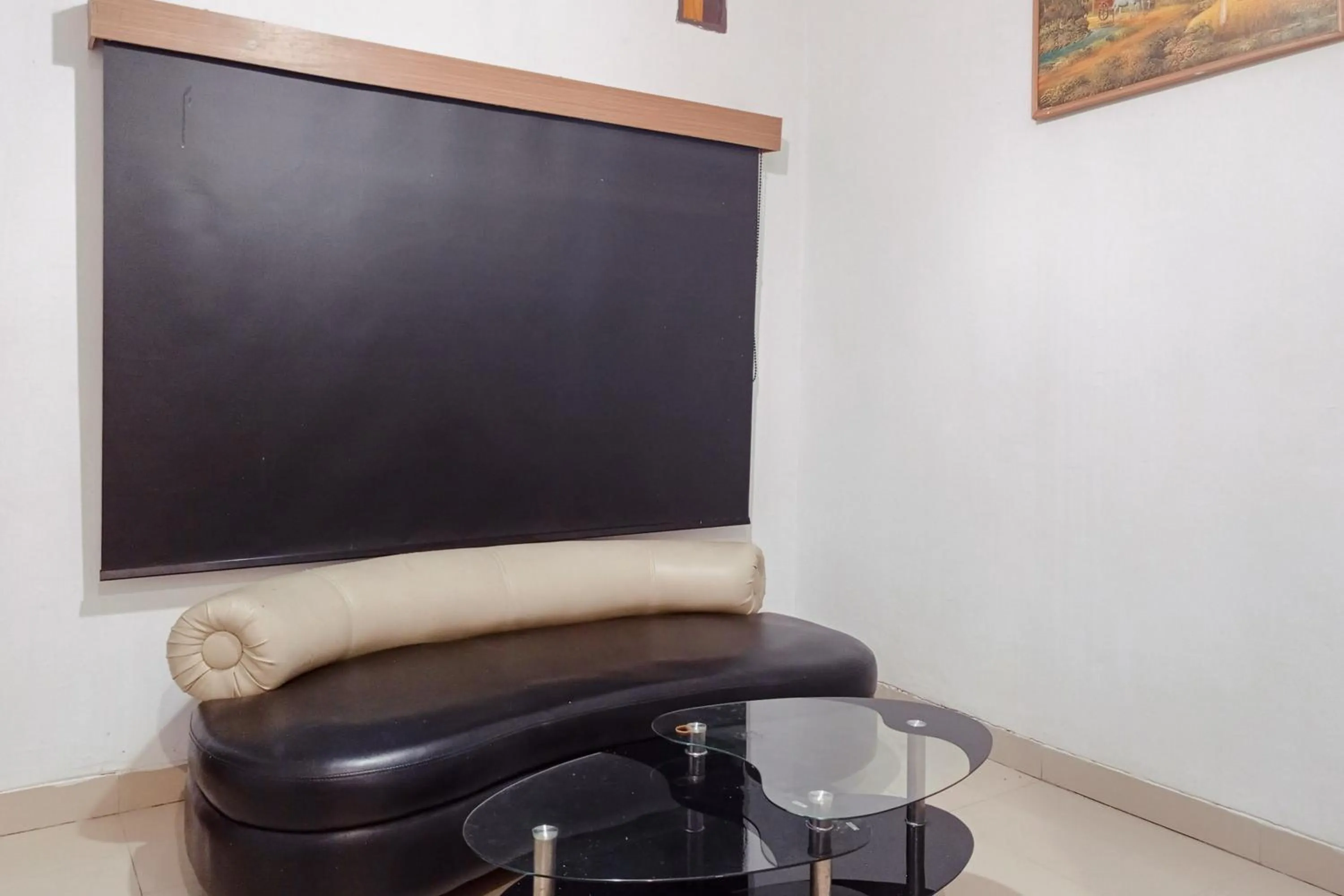 Seating area in RedDoorz Syariah at Kiapma Hotel