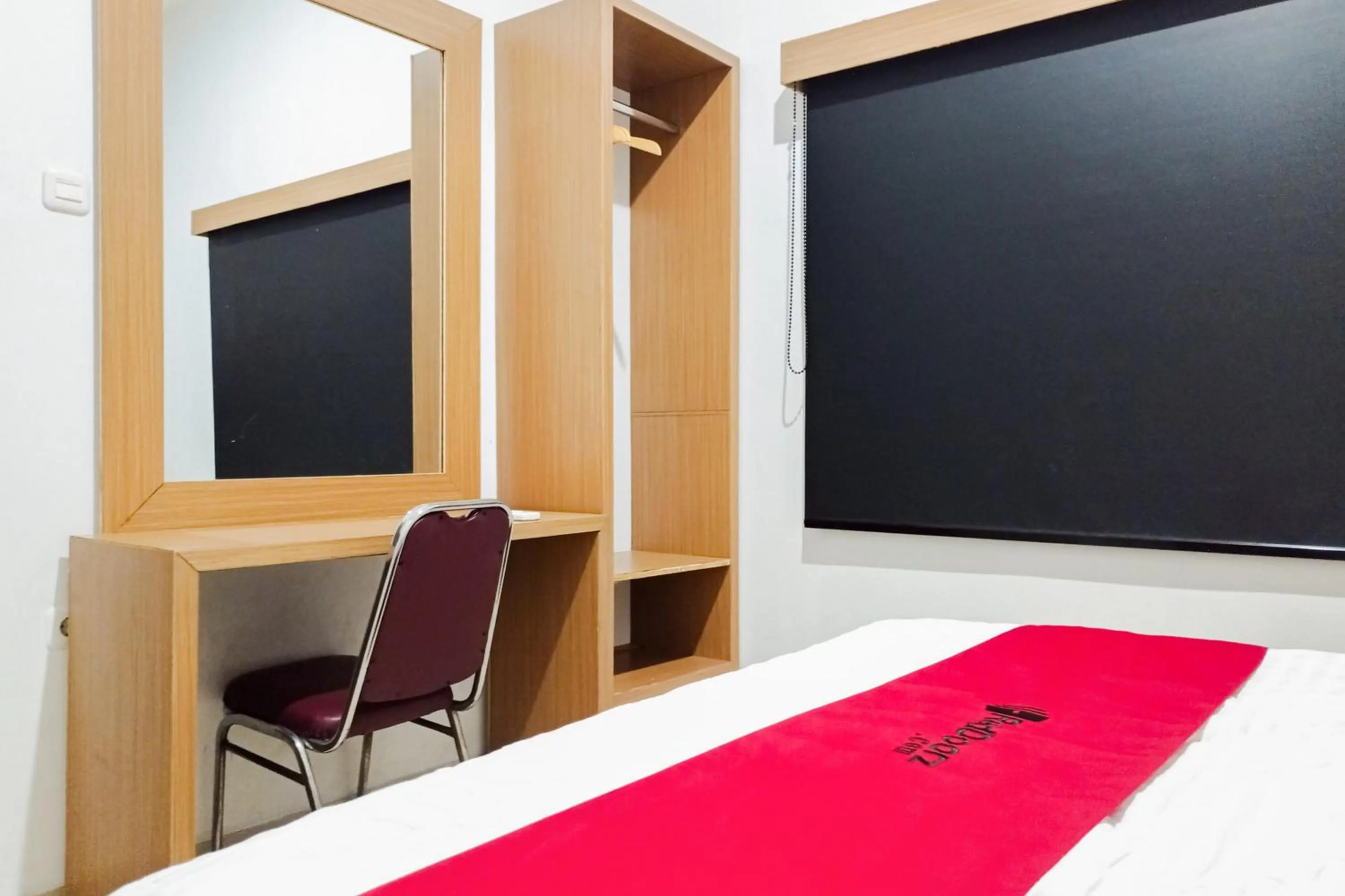 Bedroom in RedDoorz Syariah at Kiapma Hotel