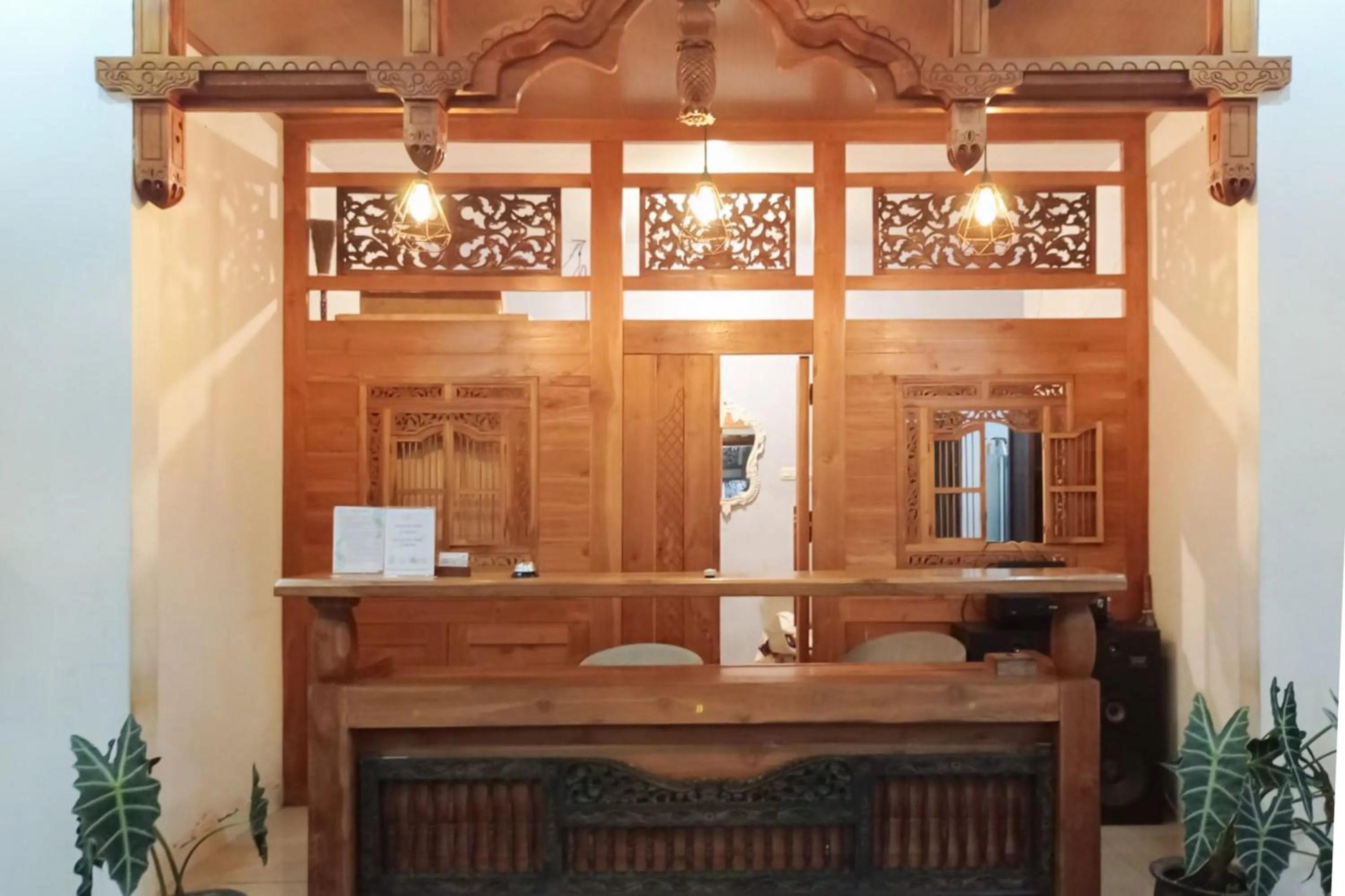 Lobby or reception in RedDoorz Syariah at Kiapma Hotel