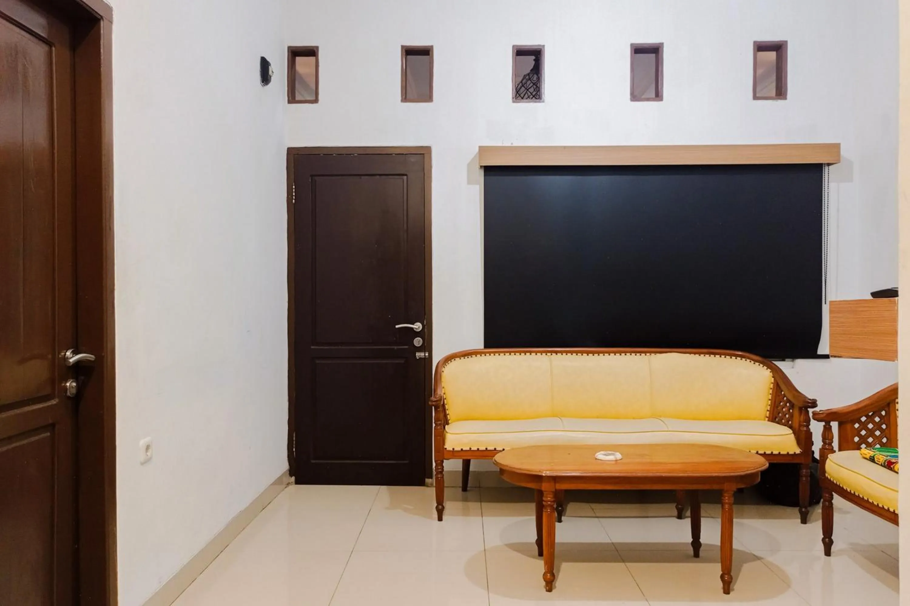 Seating area in RedDoorz Syariah at Kiapma Hotel