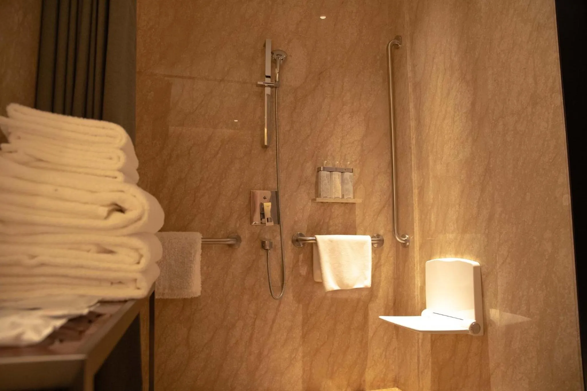 Photo of the whole room in HUALUXE Beijing Xinan