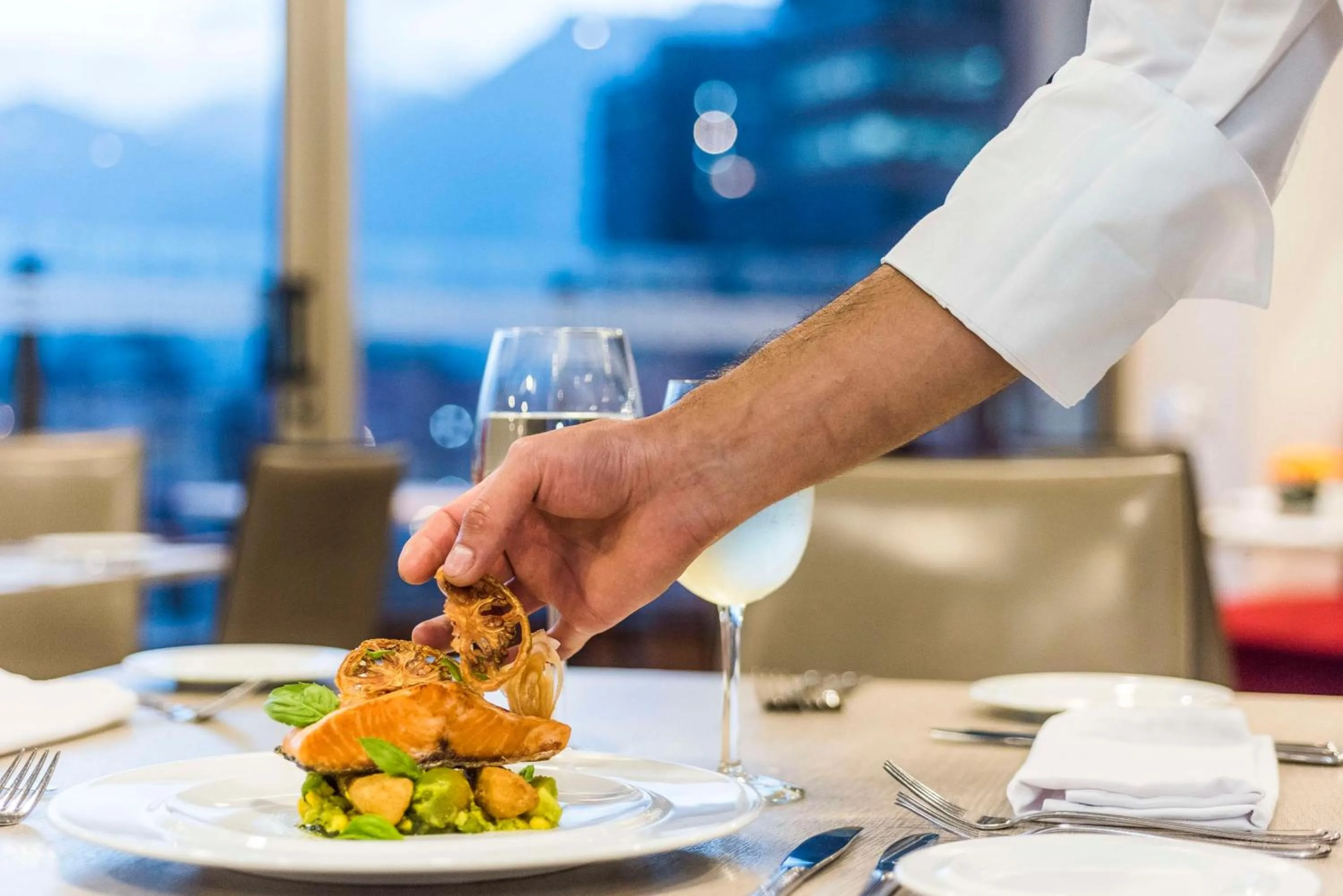 Restaurant/places to eat in NH Bogota Urban 26 Royal