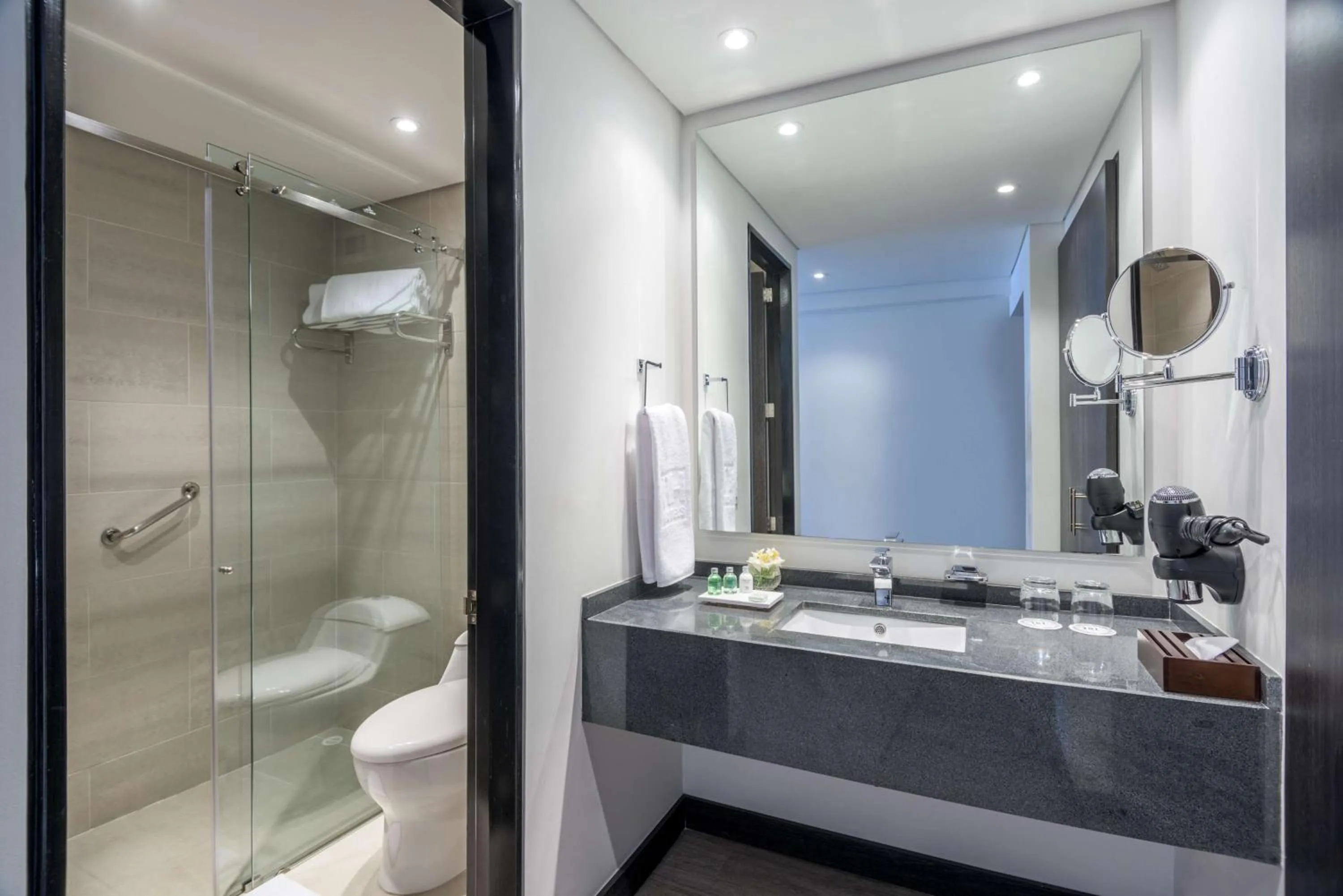 Bathroom in NH Bogota Urban 26 Royal