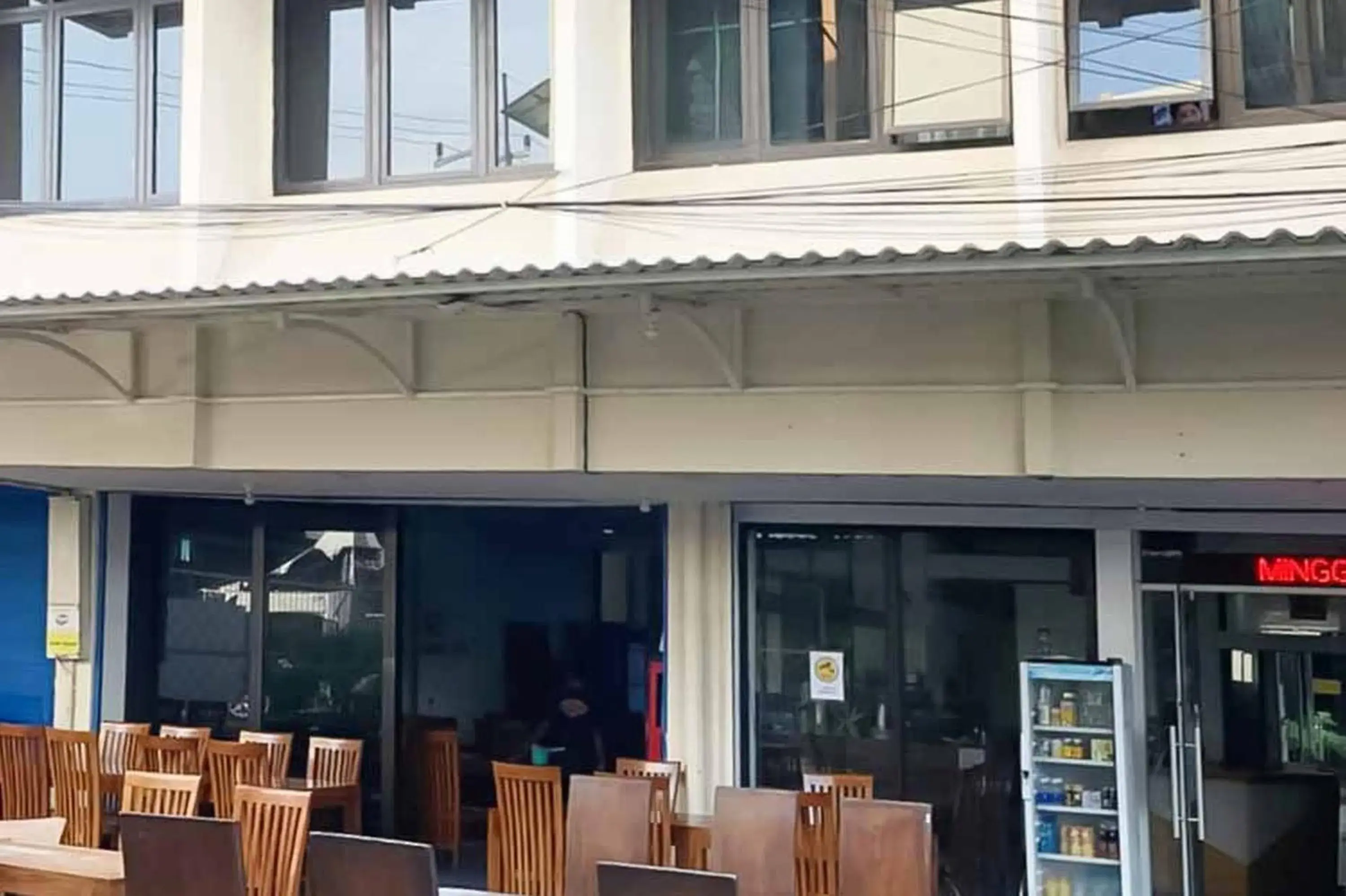 Facade/entrance in SAS Guest House Mitra RedDoorz At Darmo Park 2 Surabaya Facade/entrance in SAS Guest House Mitra RedDoorz At Darmo Park 2 Surabaya