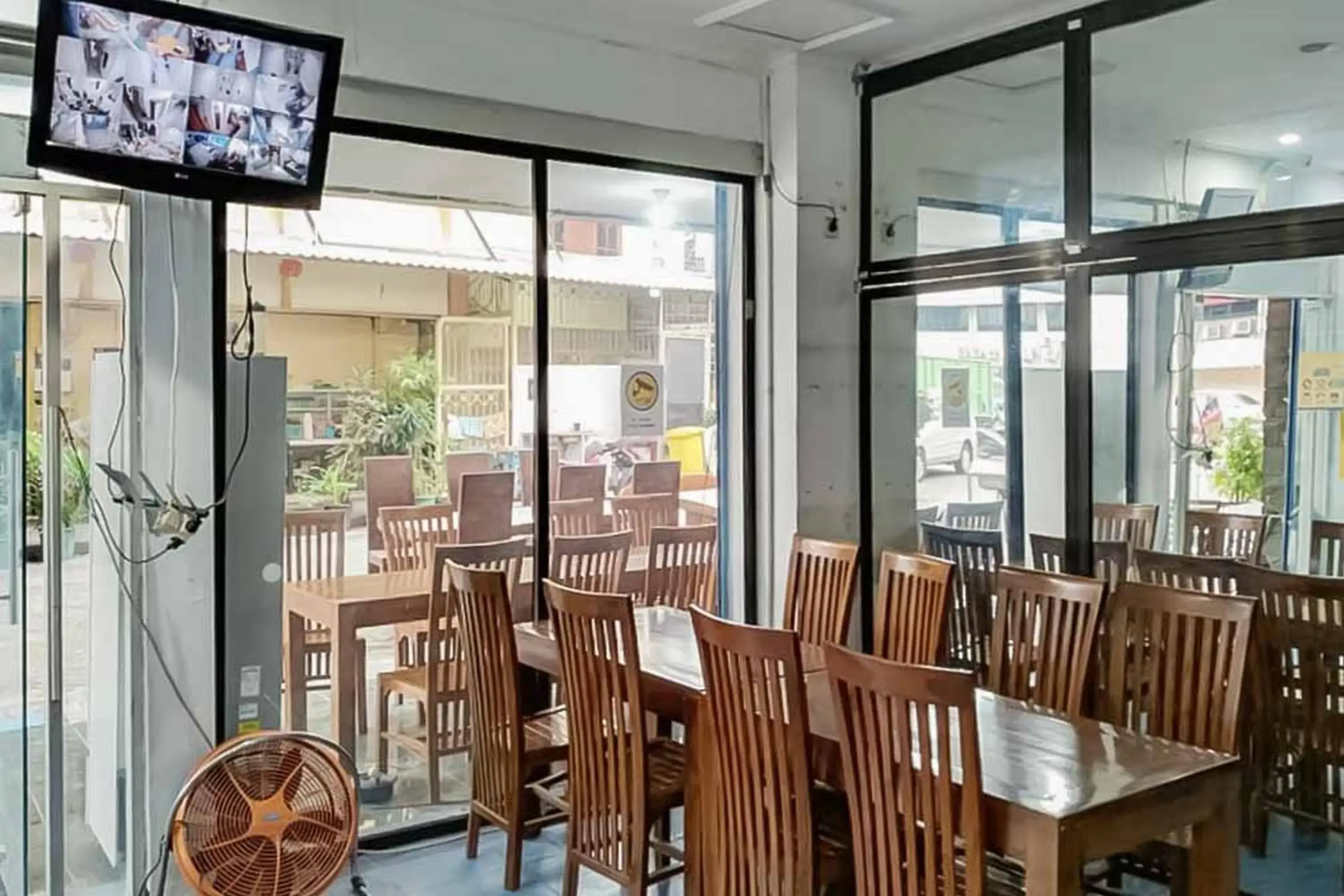 Restaurant/places to eat in SAS Guest House Mitra RedDoorz At Darmo Park 2 Surabaya Restaurant/places to eat in SAS Guest House Mitra RedDoorz At Darmo Park 2 Surabaya