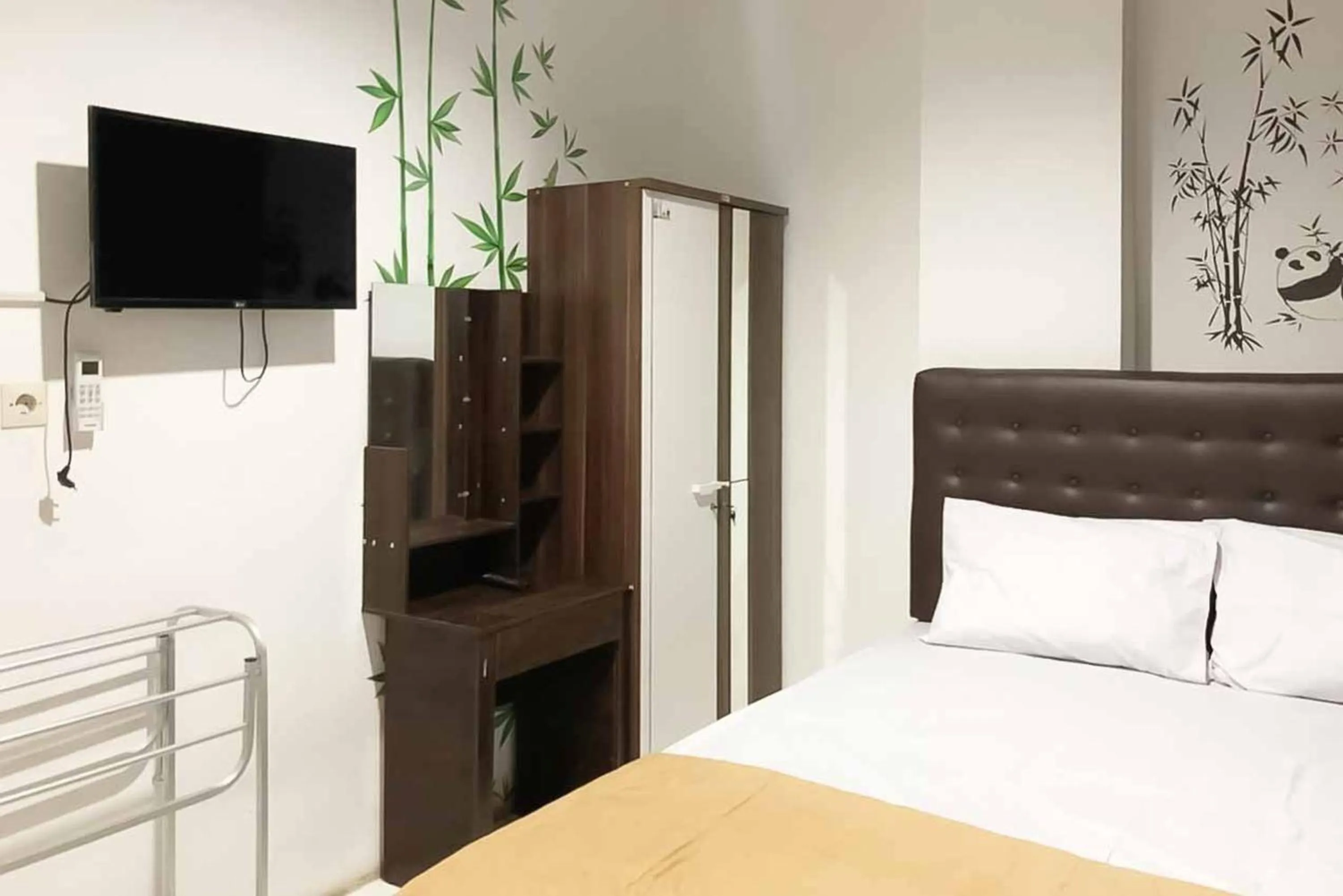 Bed in SAS Guest House Mitra RedDoorz At Darmo Park 2 Surabaya