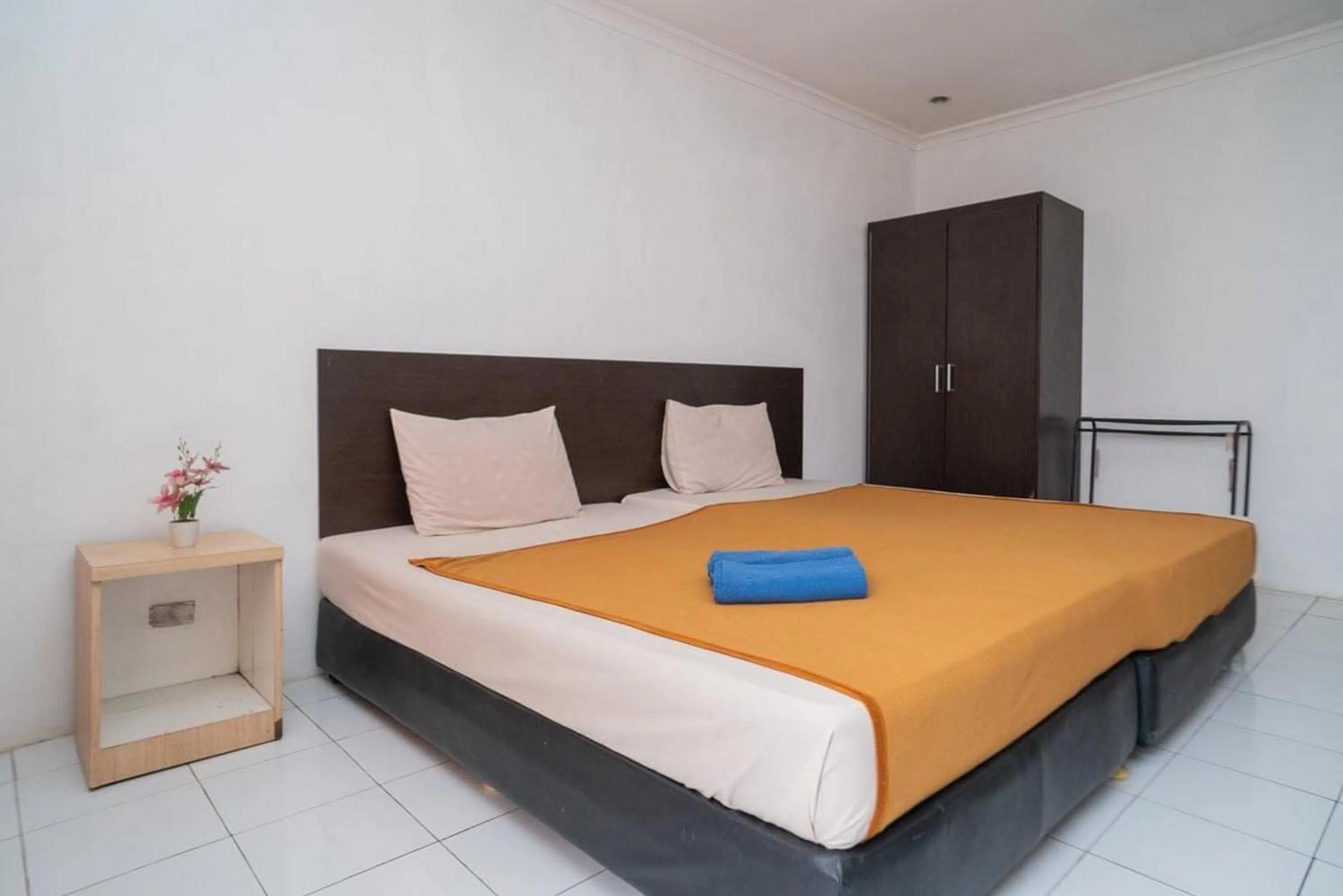 Bedroom, Bed in Burangrang Village Mitra RedDoorz